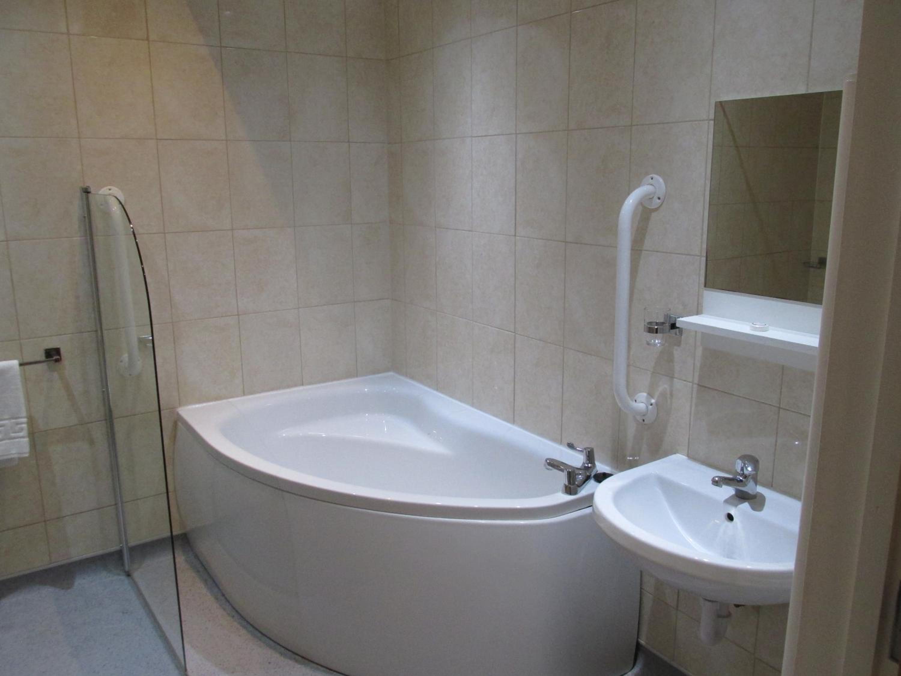 One-Bedroom Suite - Photo 5