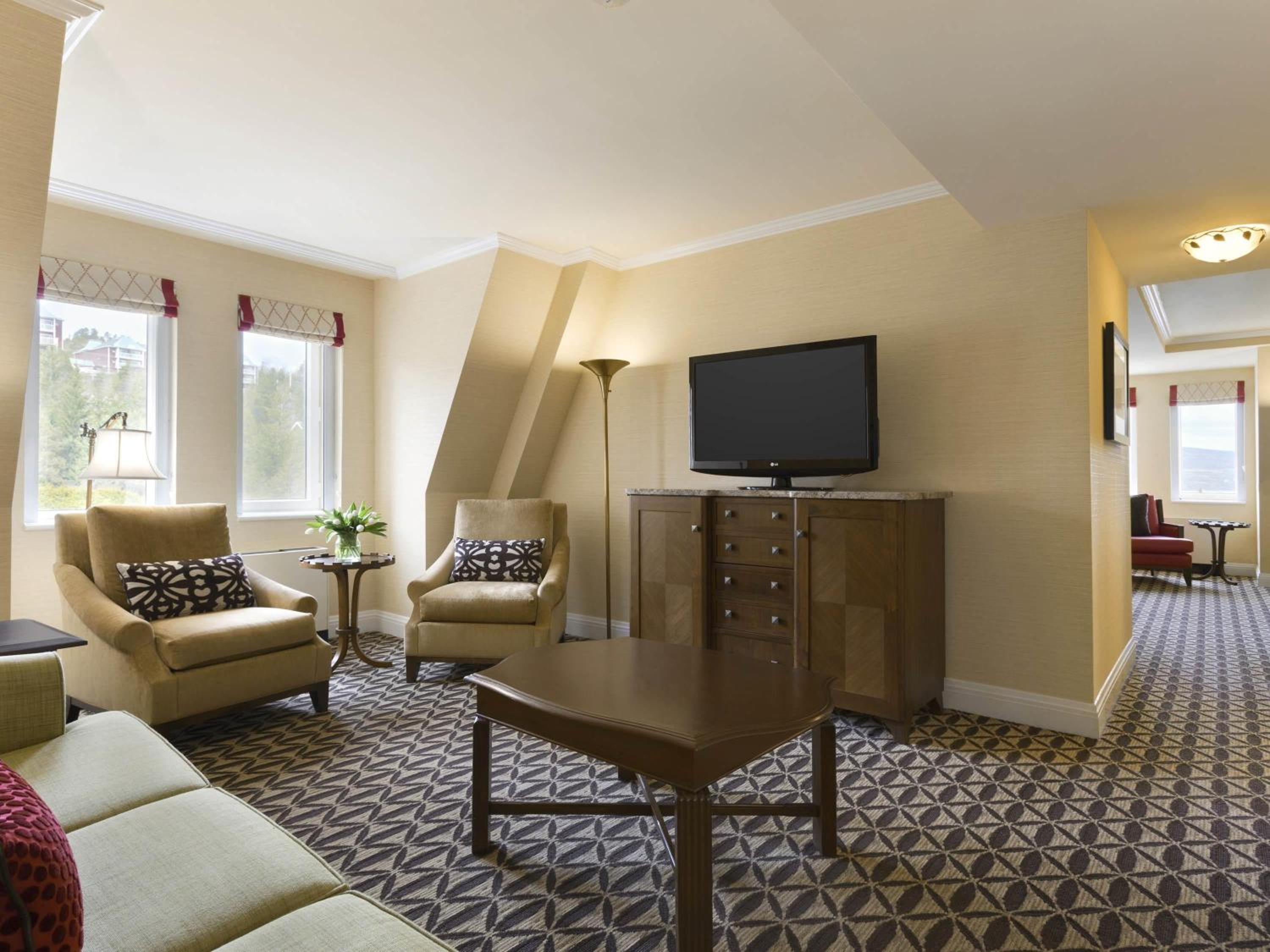 King Suite - Non-Smoking photo 2