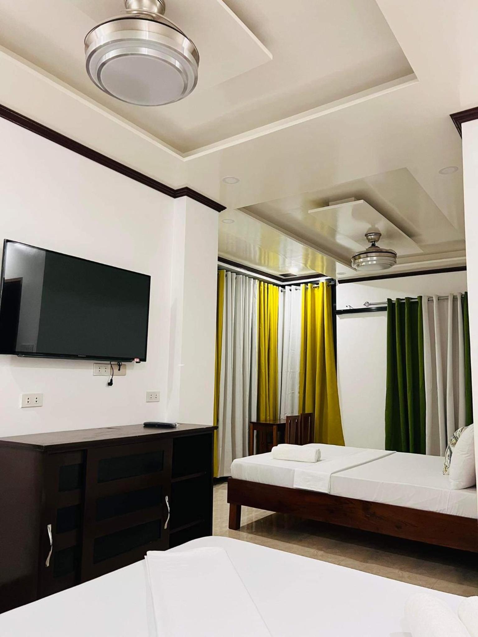 Quadruple Room with Balcony - Photo 2