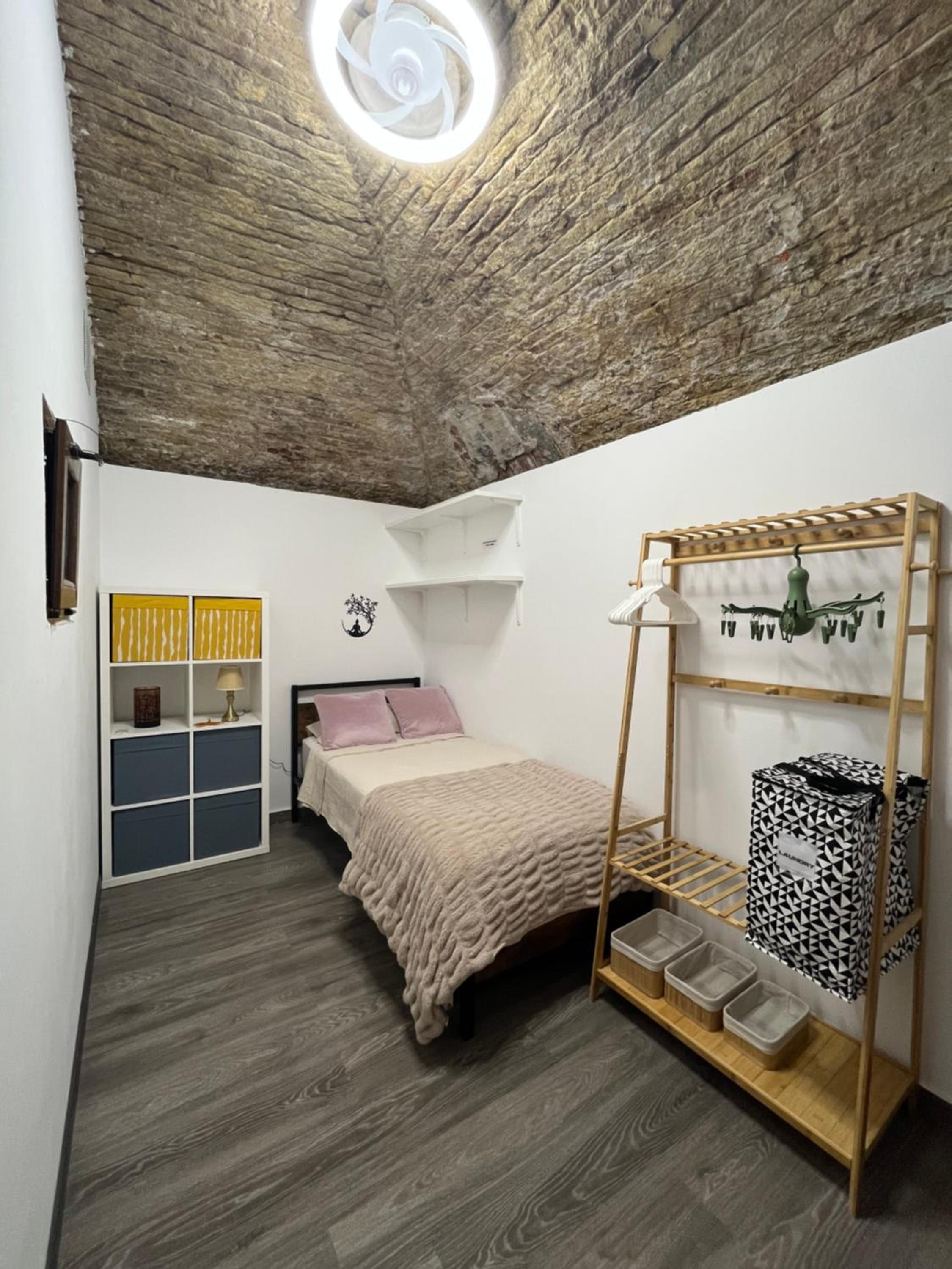 Standard Single Room with Shared Bathroom photo 1