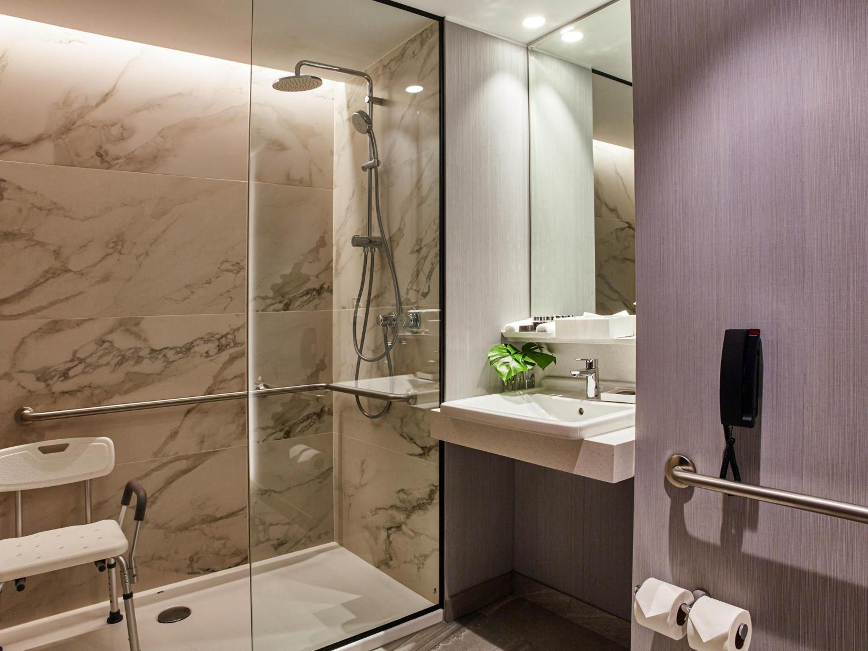 Superior Double Room with Two Double Beds - Mobility Access - Photo 3