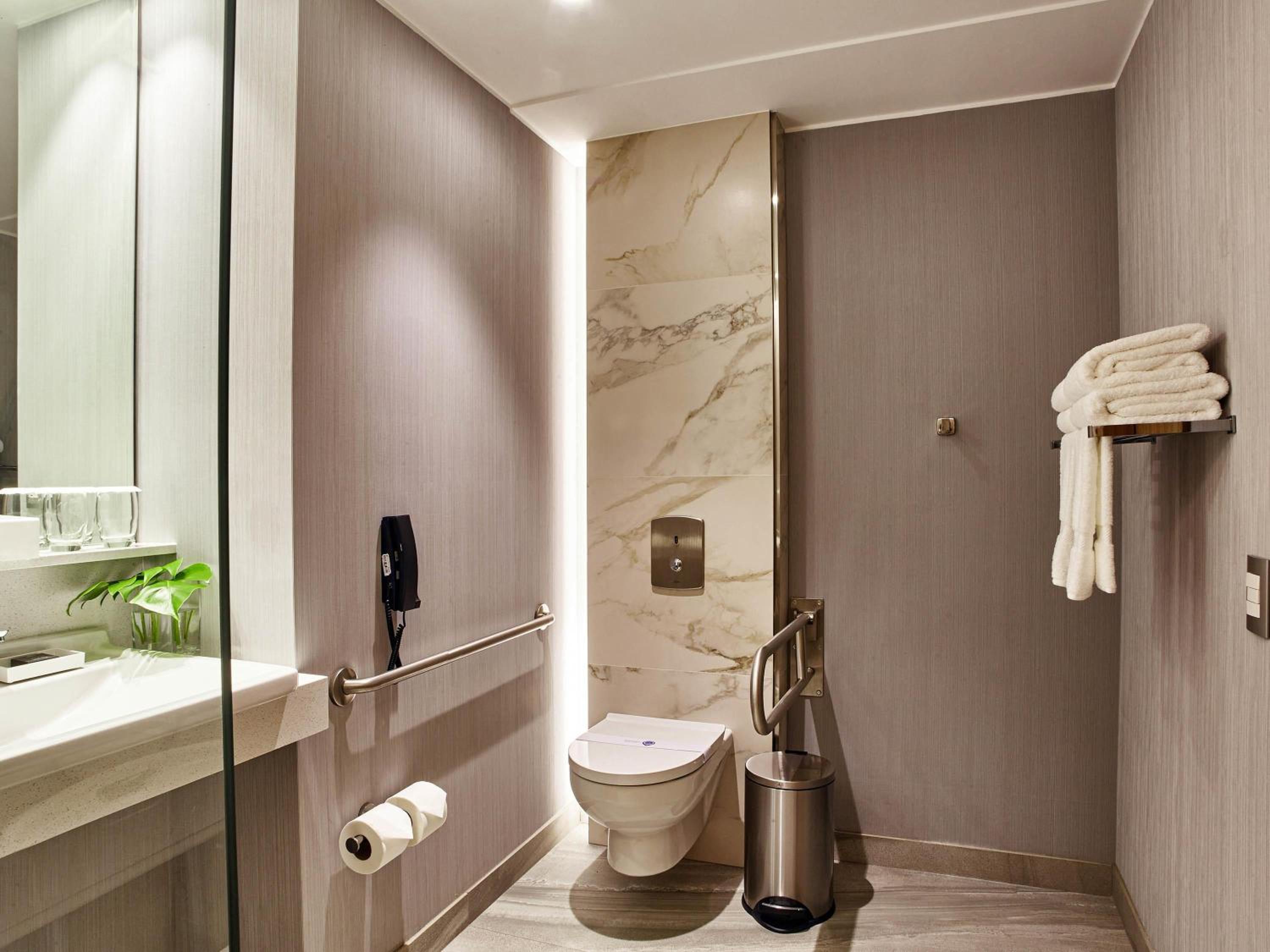 Superior Double Room with Two Double Beds - Mobility Access - Photo 5