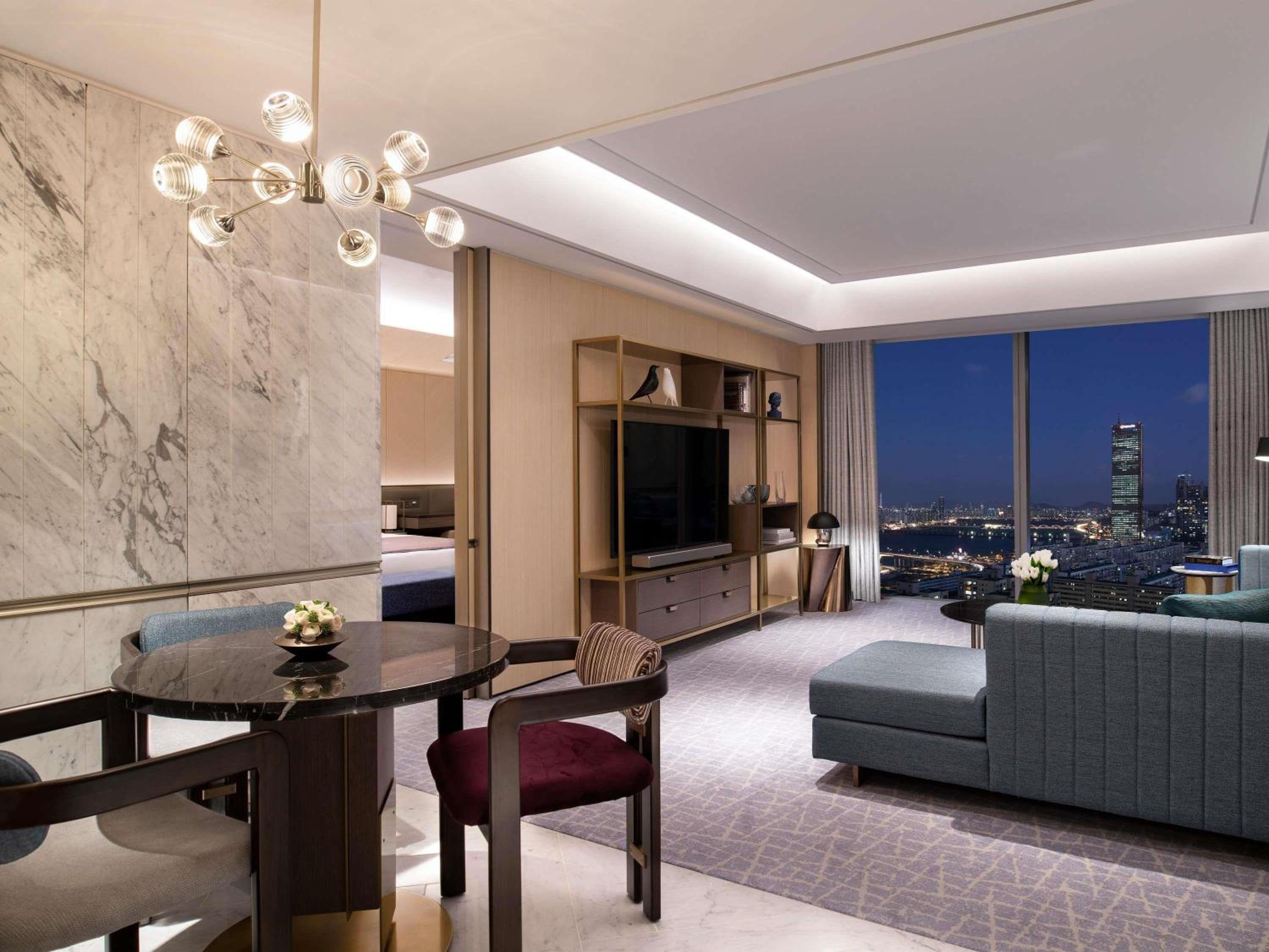 One-Bedroom Signature King Suite - Photo 5