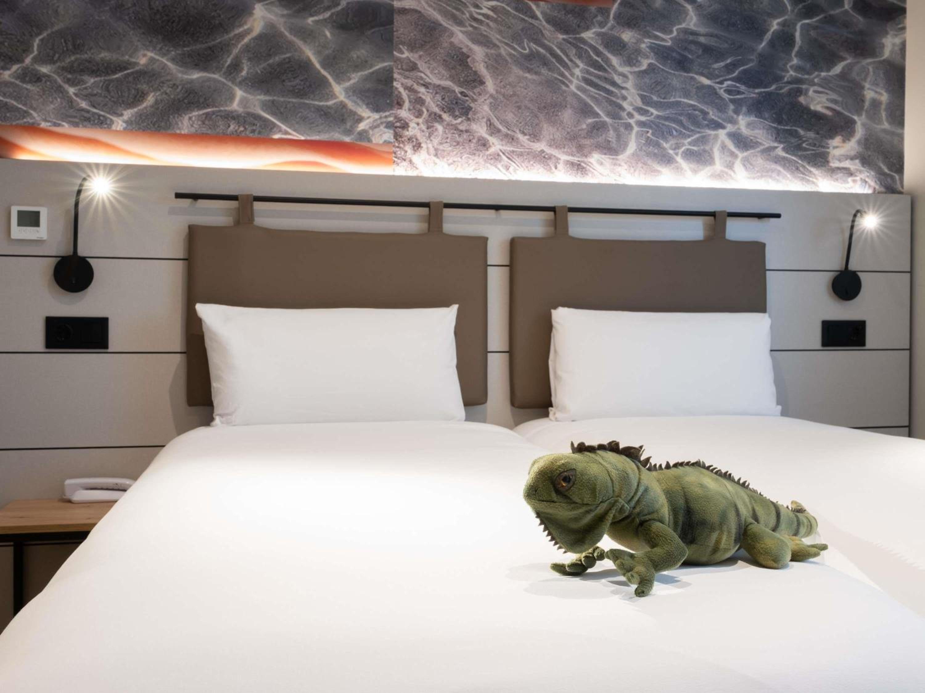 Quadruple Room with One Double and Two Single Beds - Photo 2