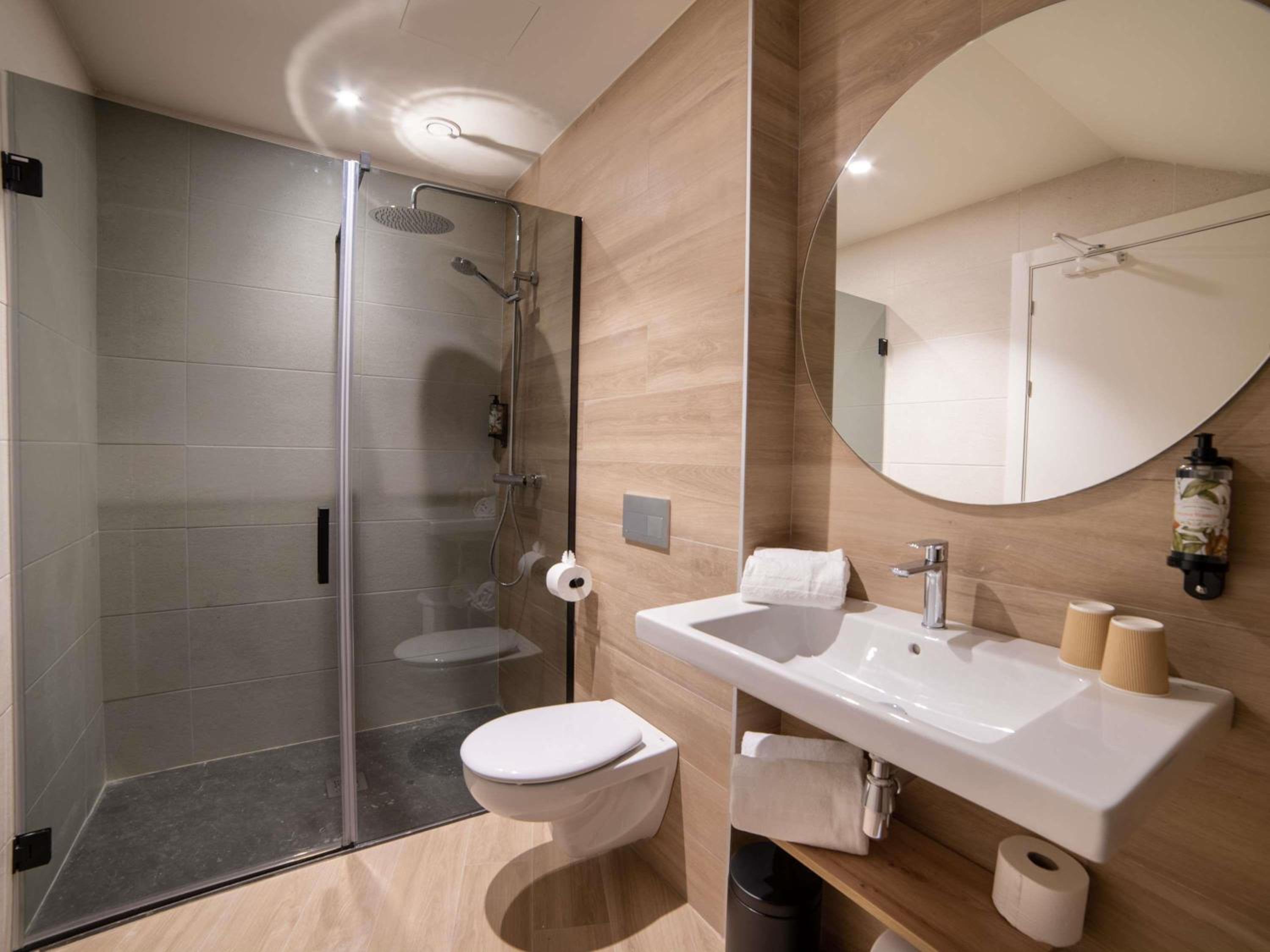Quadruple Room with One Double and Two Single Beds - Photo 6