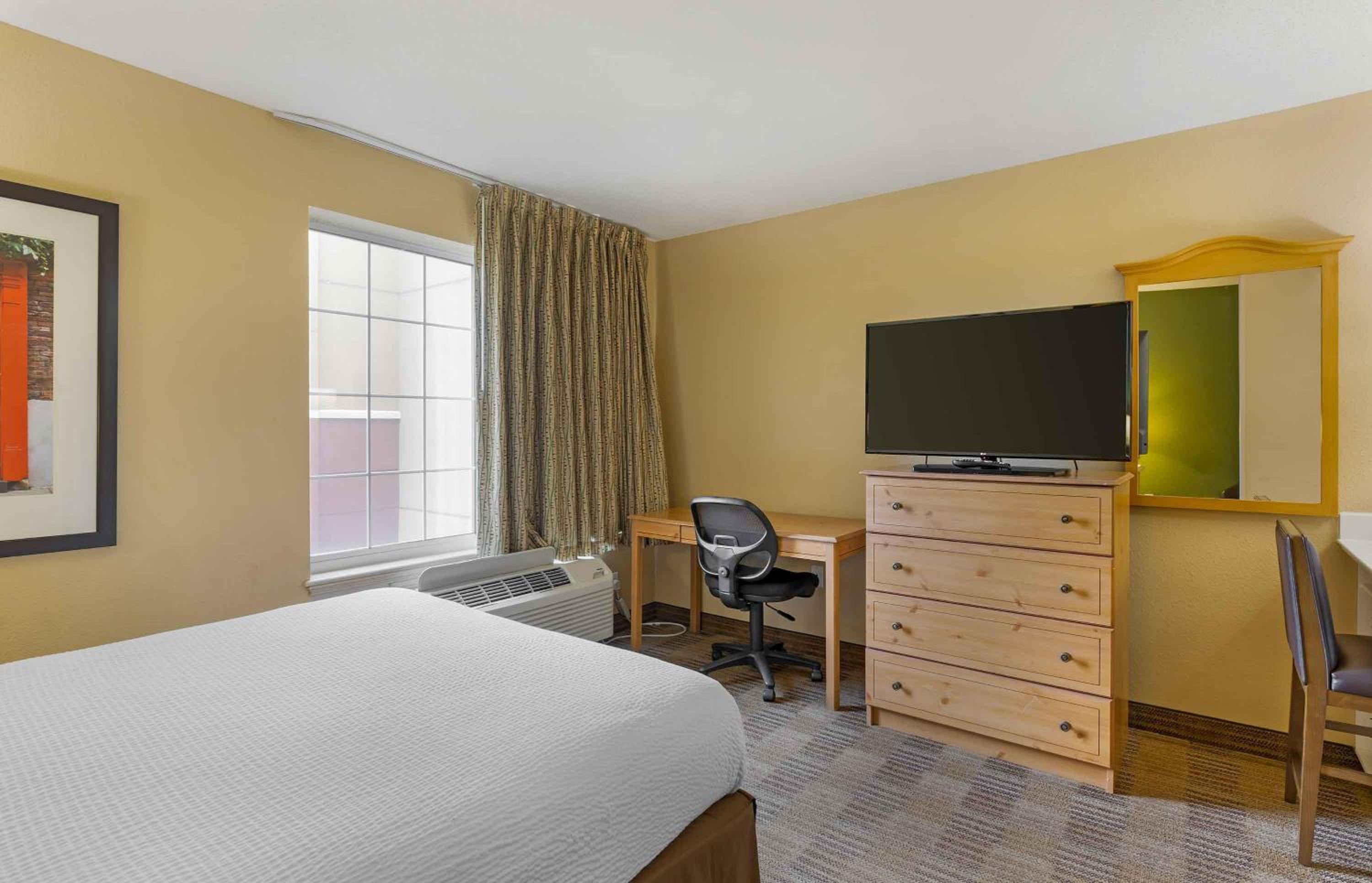 Queen studio with 1 Queen Bed - Disability Access/Non-Smoking - Photo 2