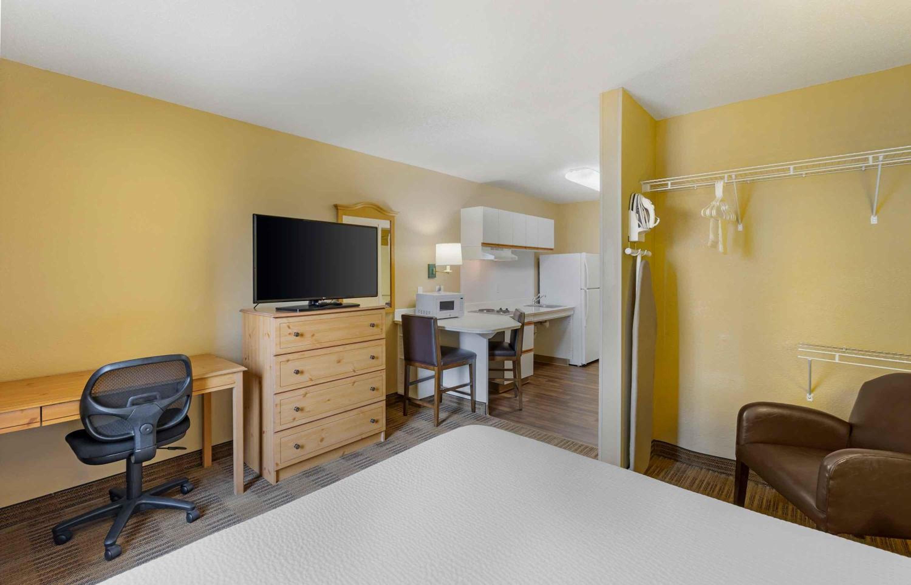 Queen studio with 1 Queen Bed - Disability Access/Non-Smoking - Photo 3