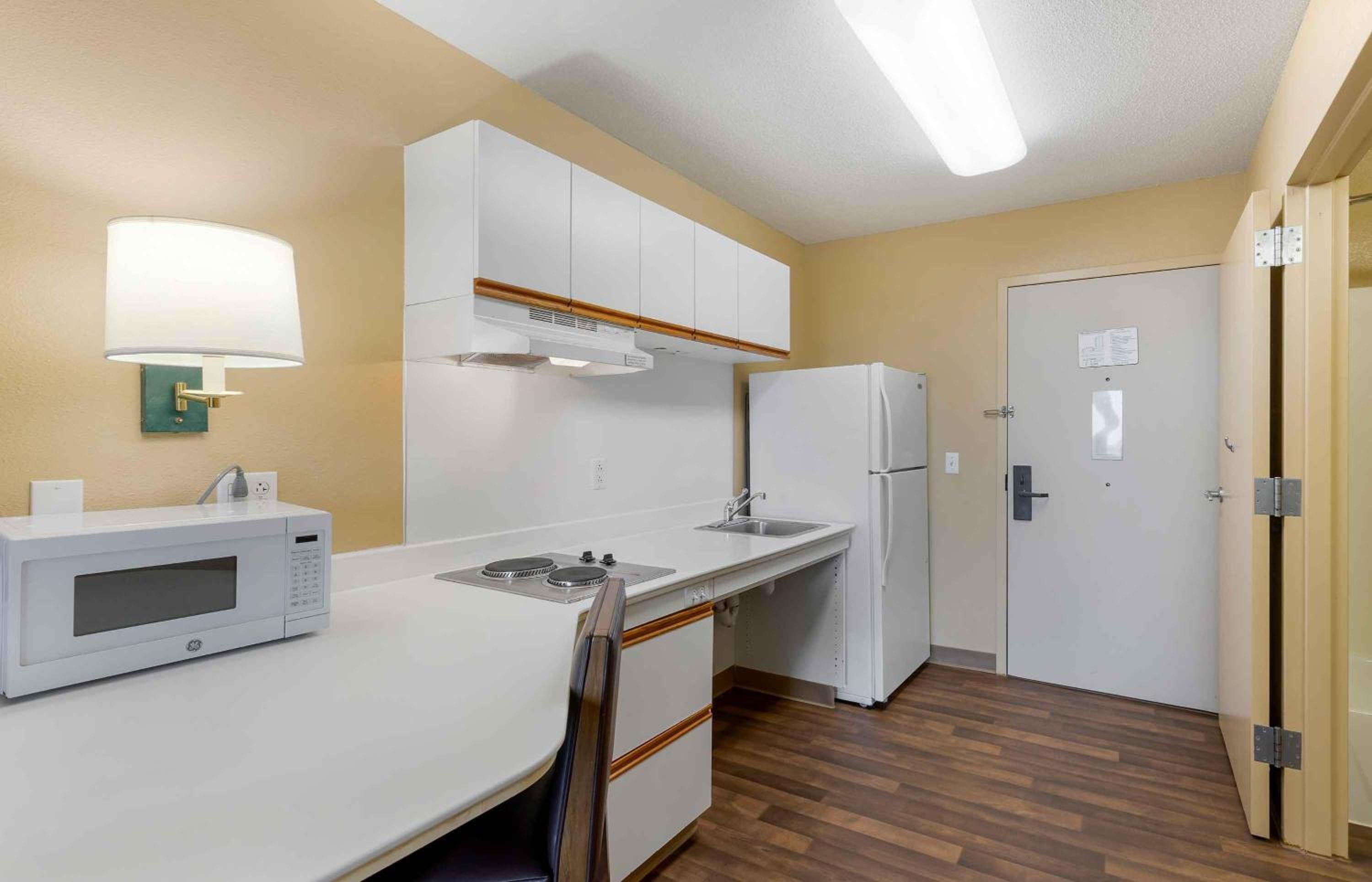 Queen studio with 1 Queen Bed - Disability Access/Non-Smoking - Photo 4