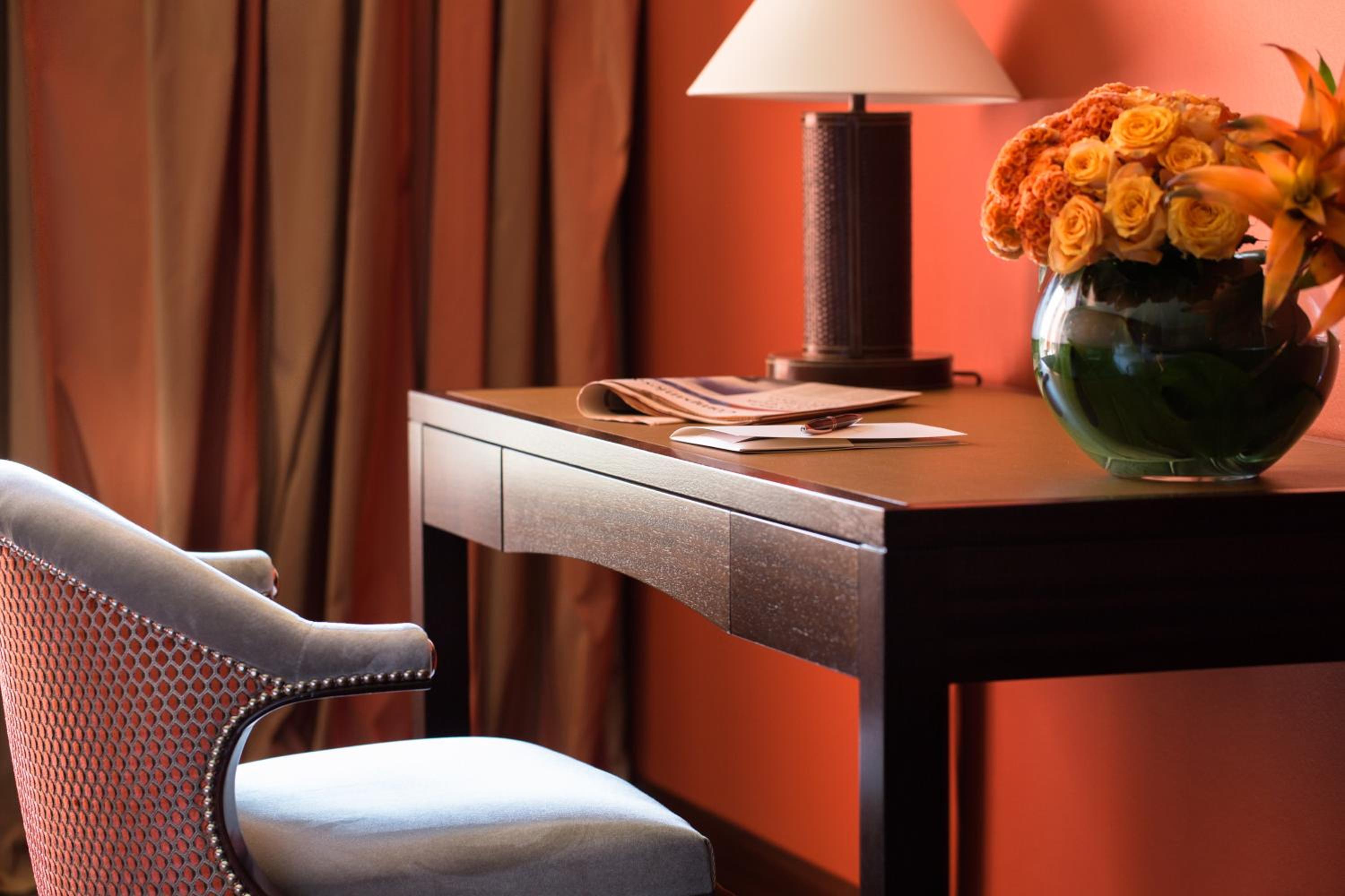 Suite, 1 King Bed (Lake)