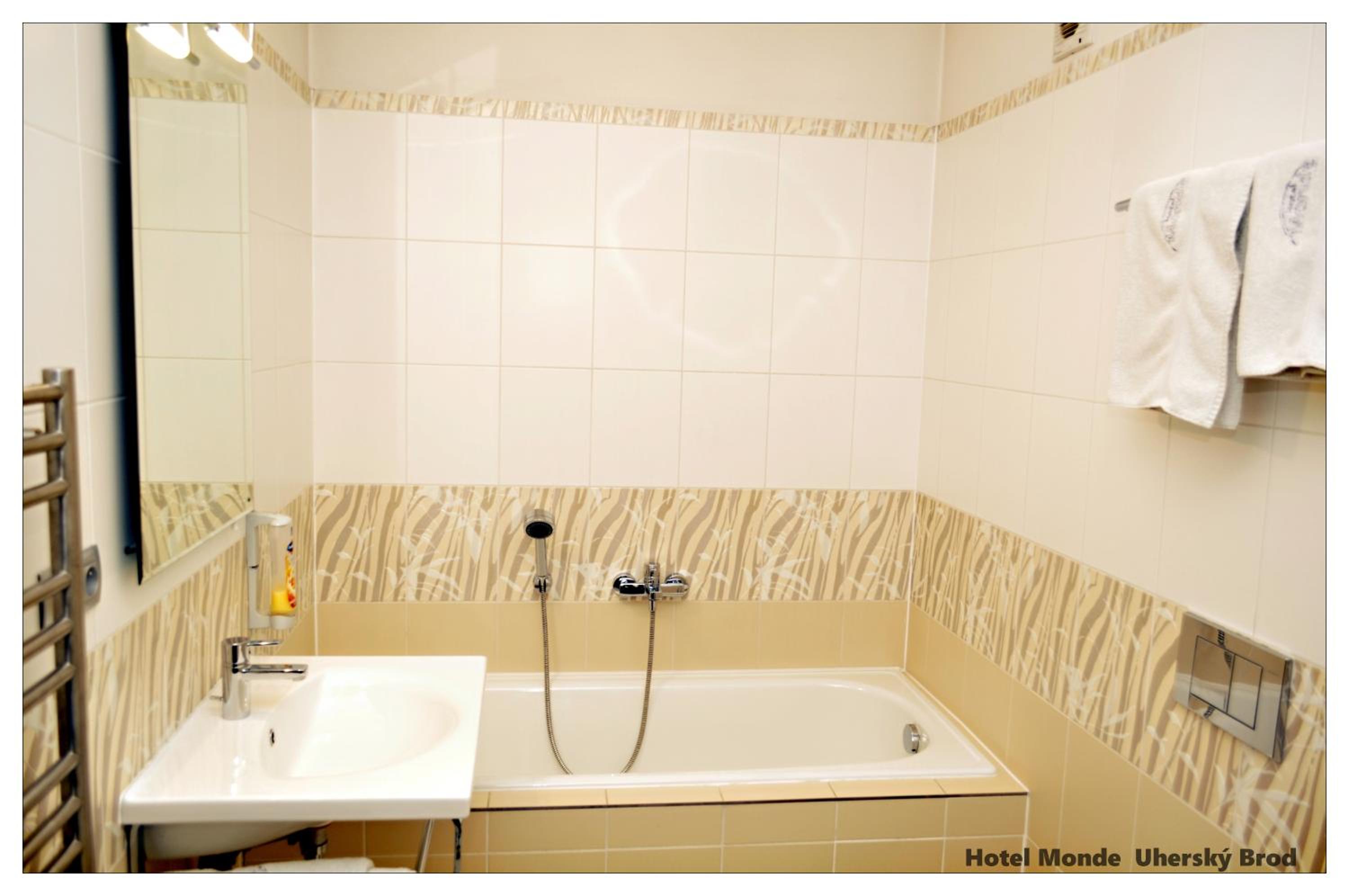Suite - Photo 11