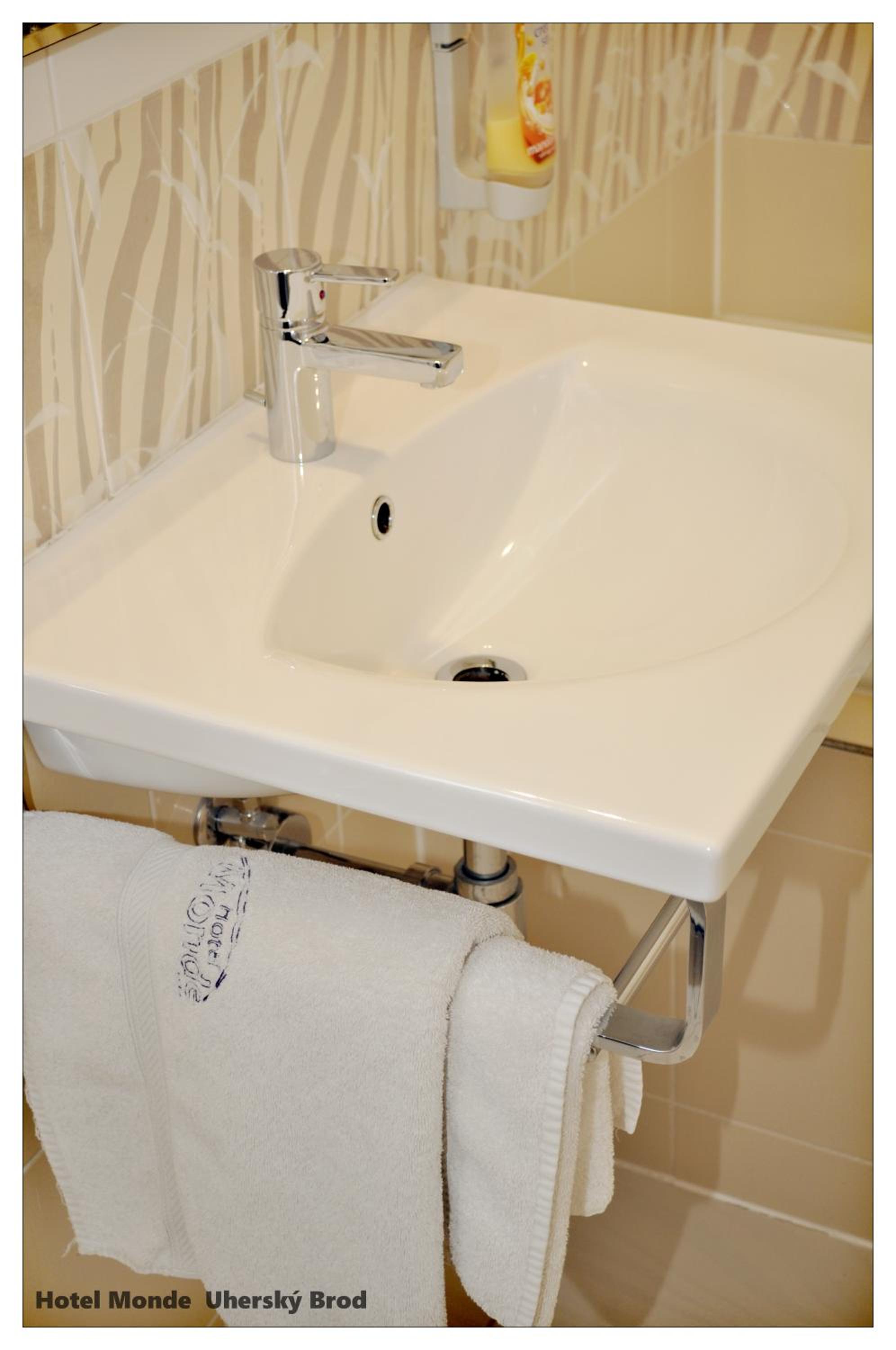 Suite - Photo 15