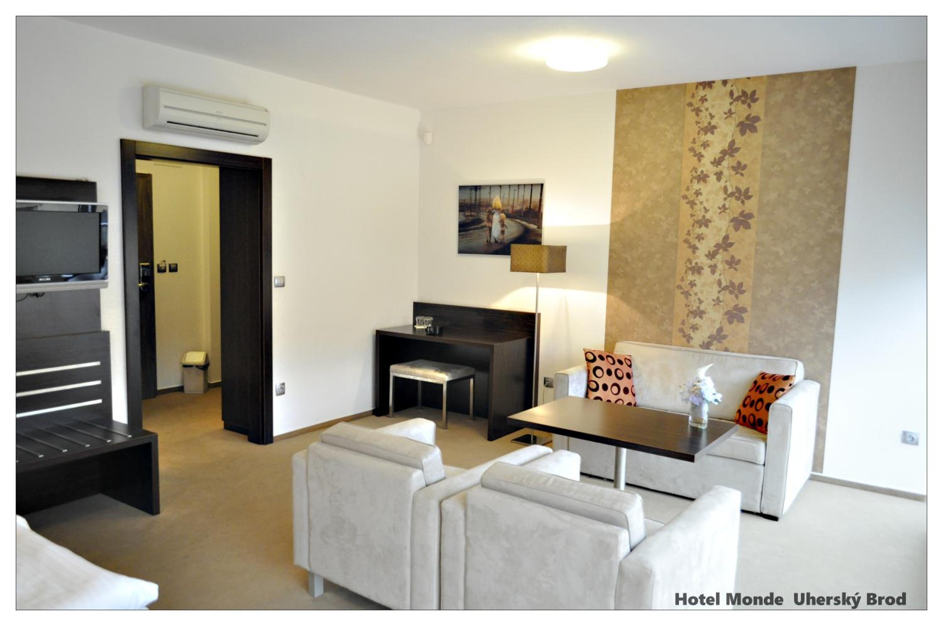 Suite - Photo 18