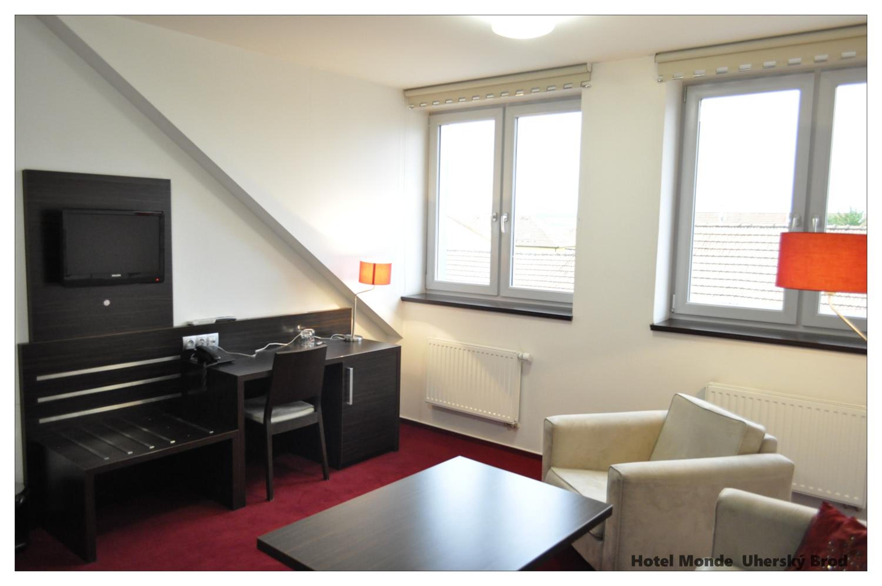 Suite - Photo 13
