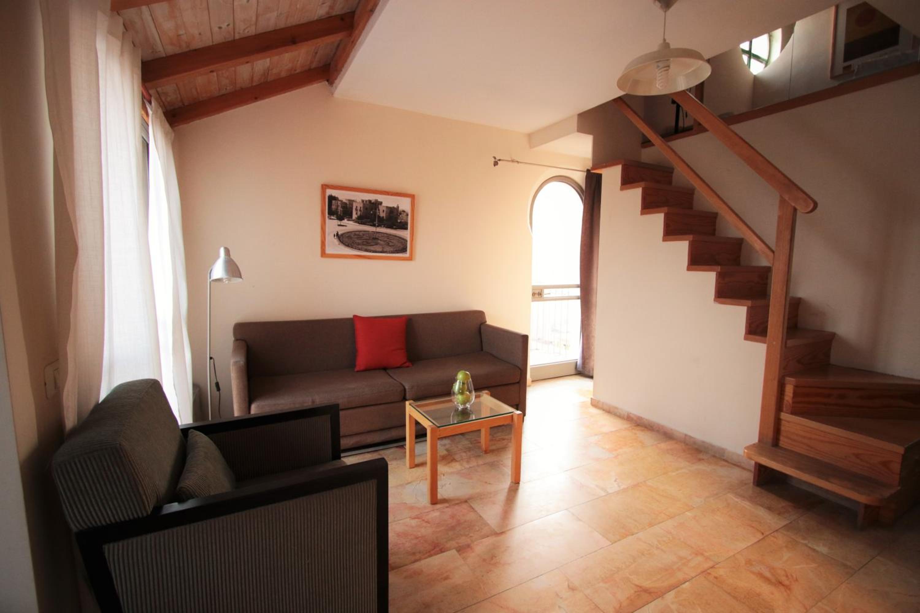 Family Studio with Mezzanine and Balcony - Photo 4