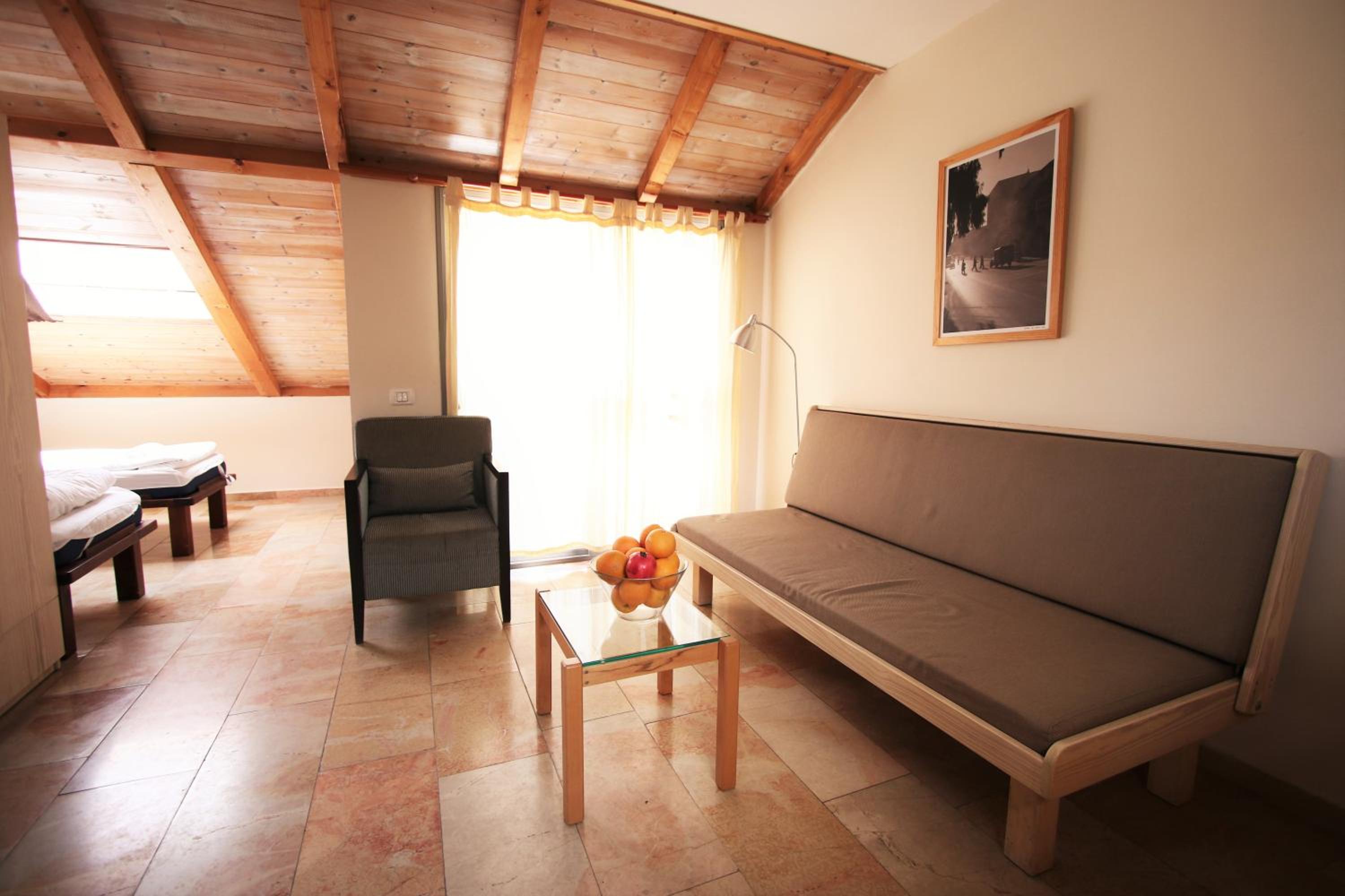Family Studio with Mezzanine and Balcony - Photo 3