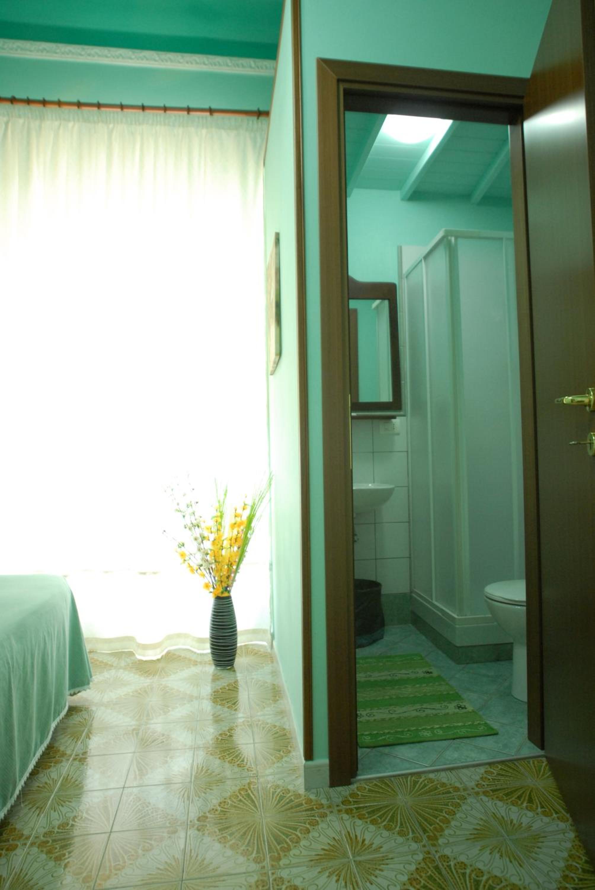 Double or Twin Room - Photo 9