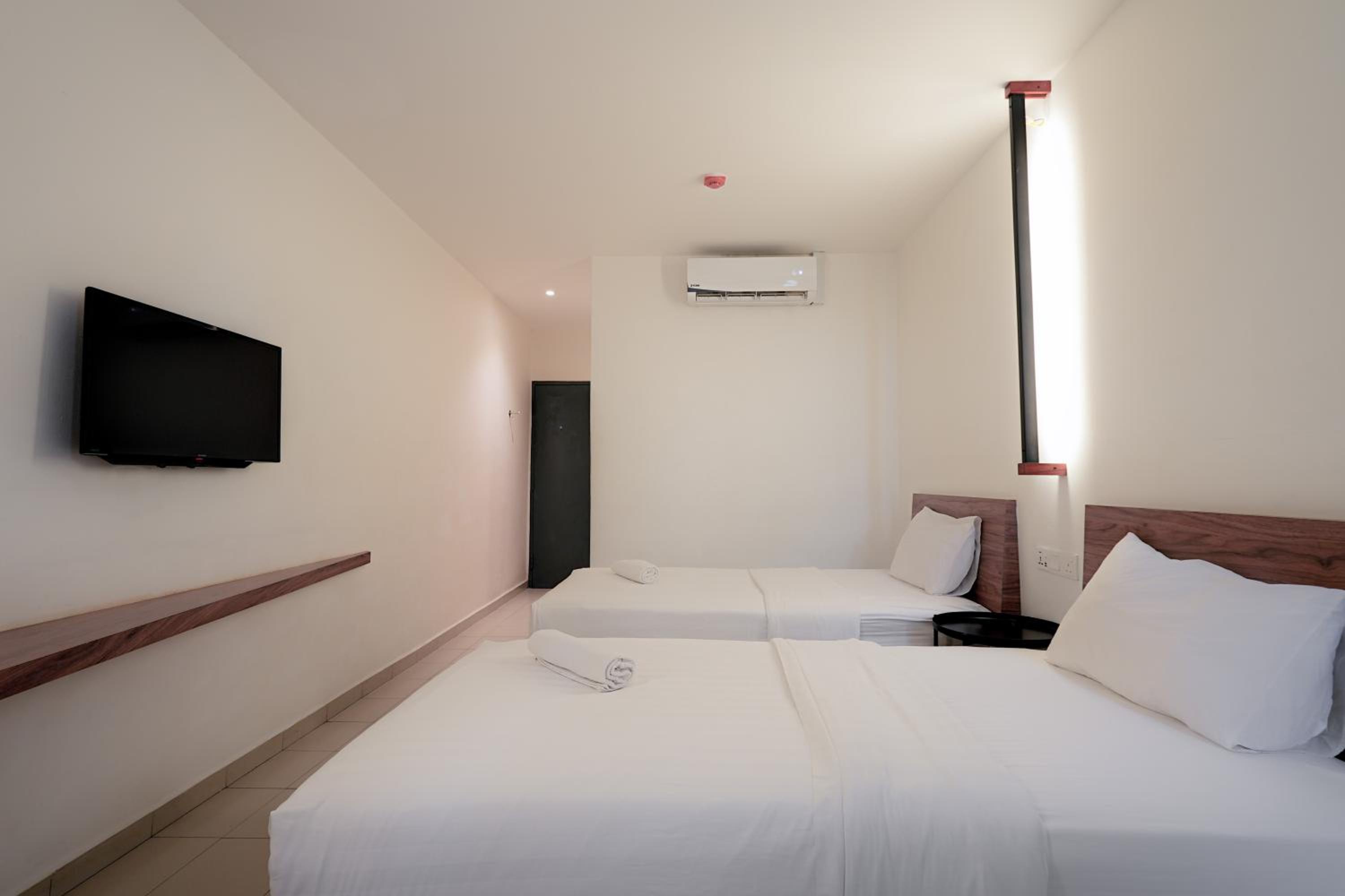 Standard Twin Room - Photo 3