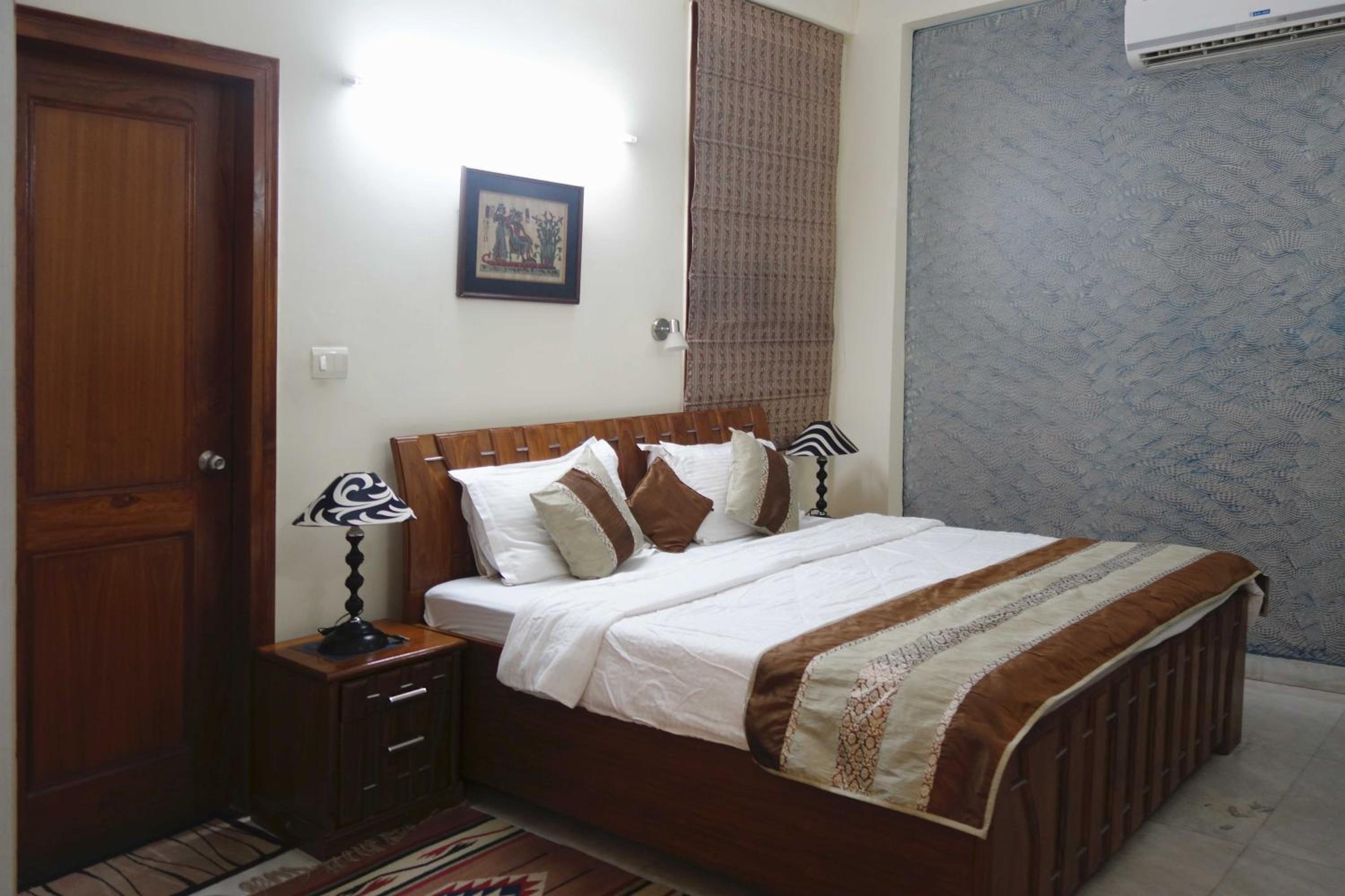 Standard Double Room with Bath - Photo 4