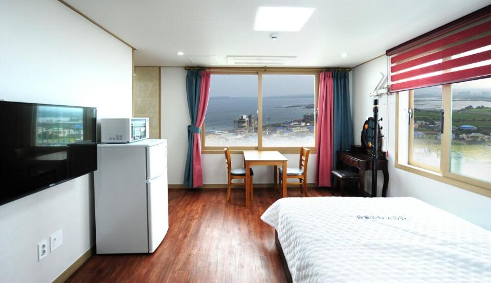 One-Bedroom House - Photo 7