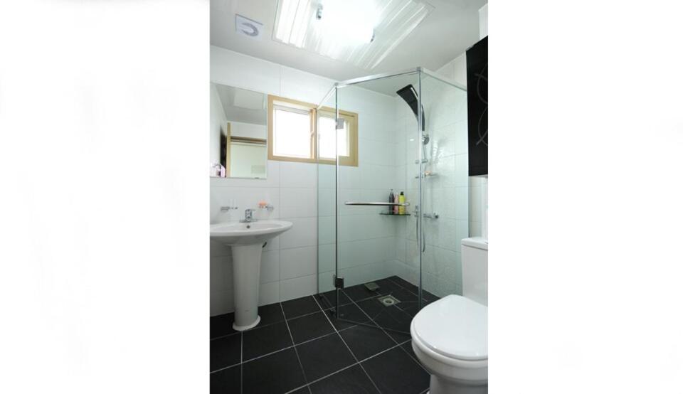 One-Bedroom House - Photo 4