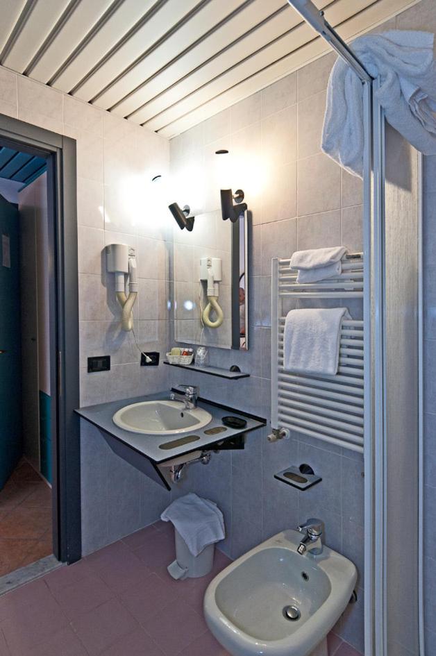Double or Twin Room - Photo 8