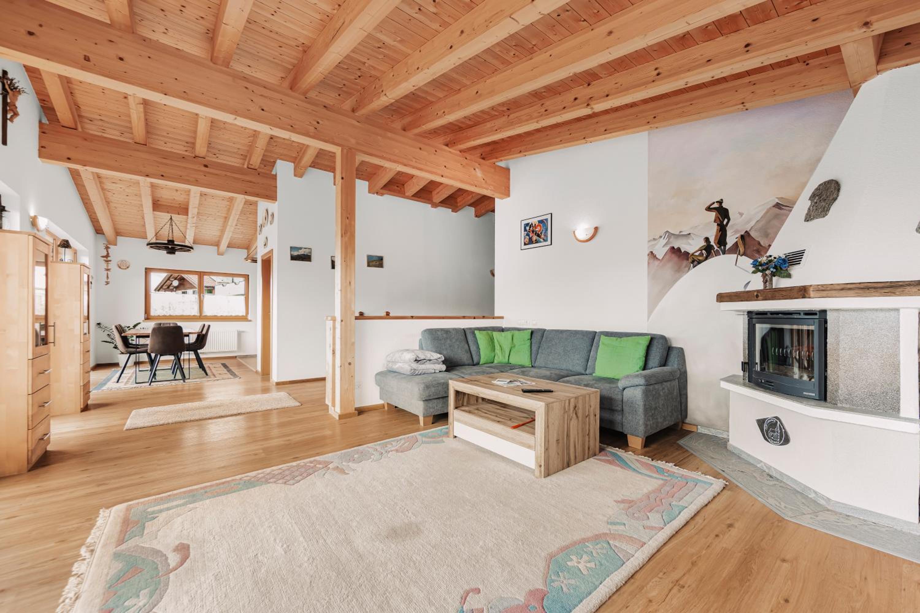 Apartment with Mountain View