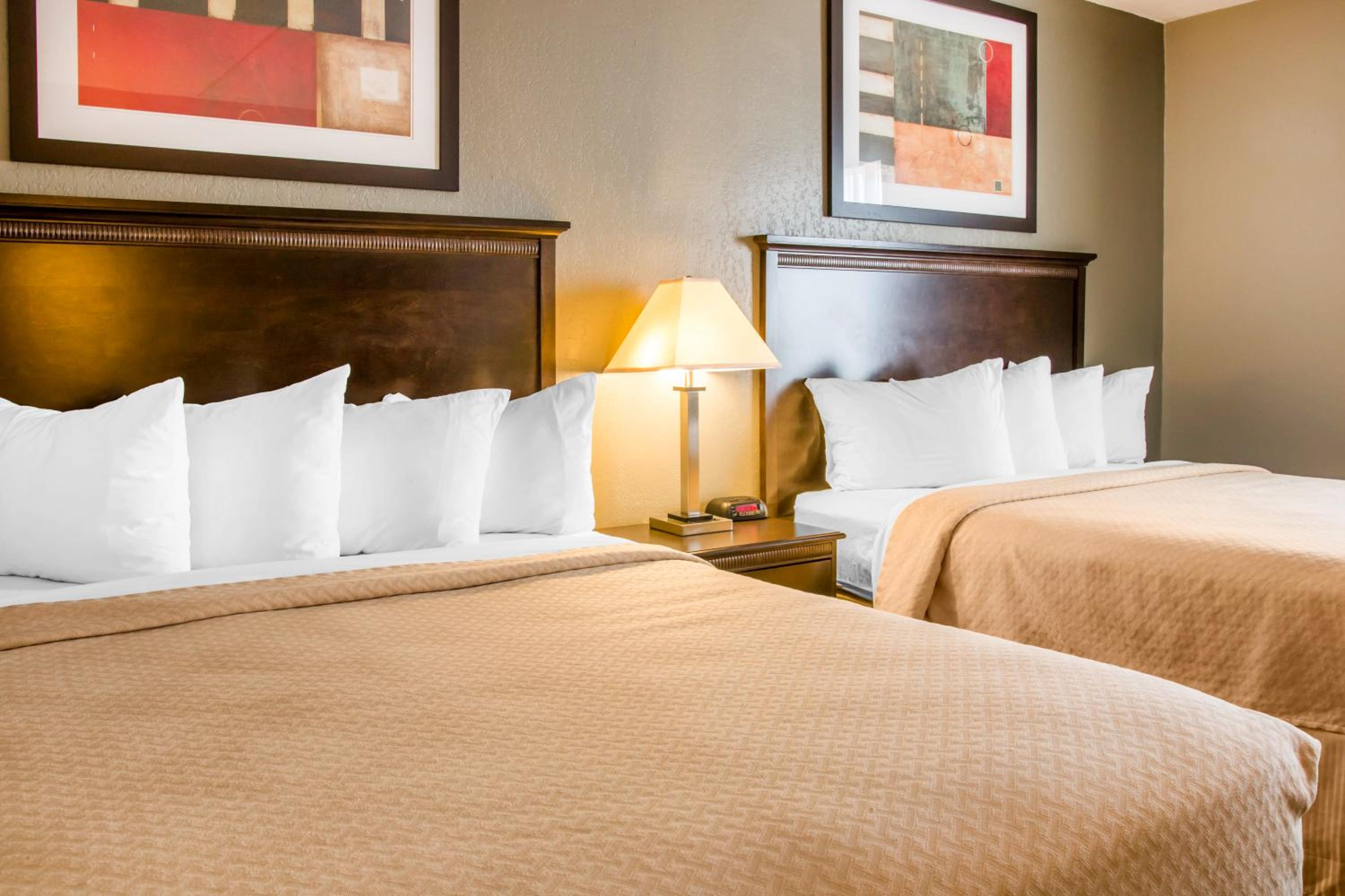 Queen Room with Two Queen Beds - Non-Smoking - Photo 5