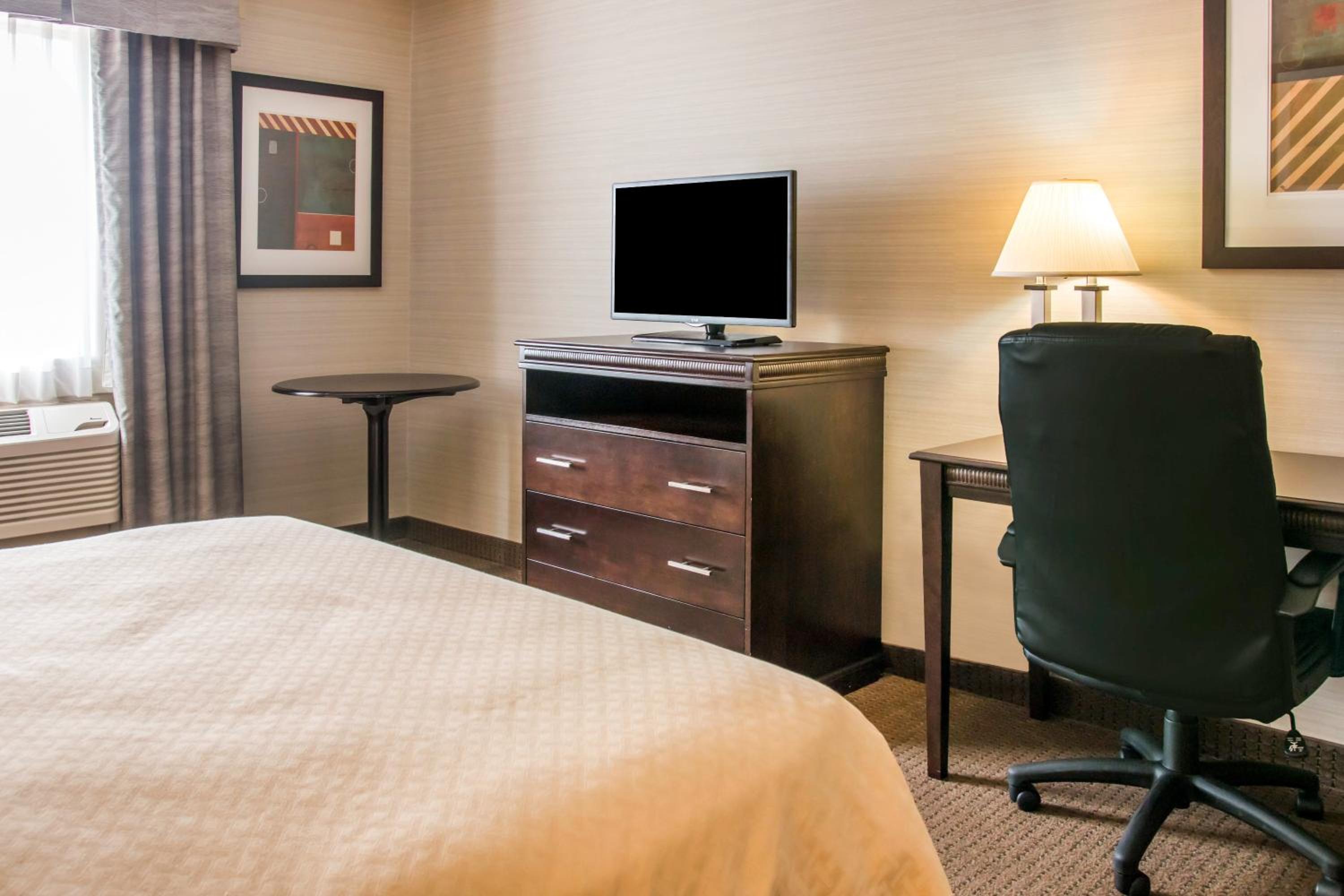 Queen Room with Two Queen Beds - Non-Smoking - Photo 2