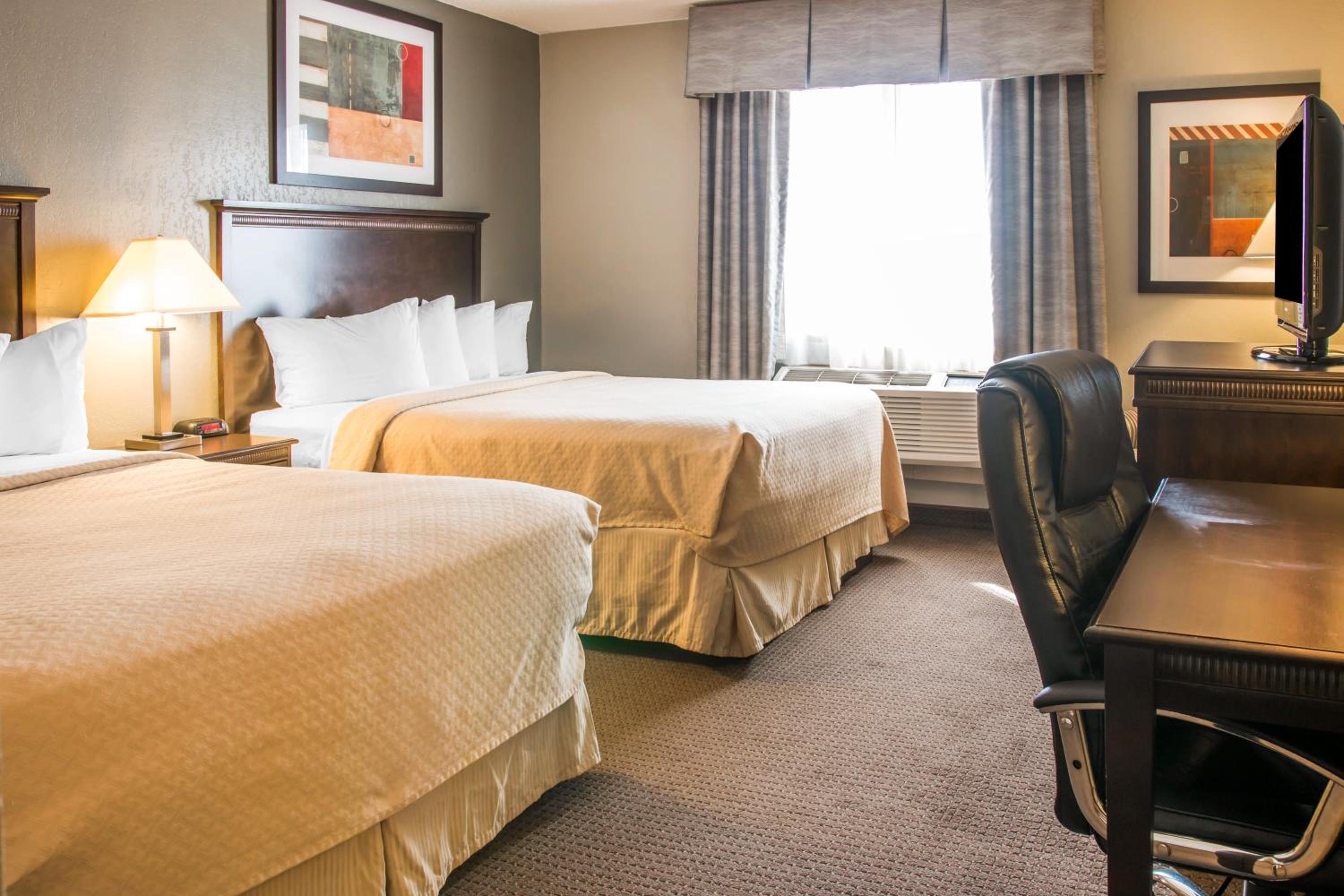 Queen Room with Two Queen Beds - Non-Smoking - Photo 3