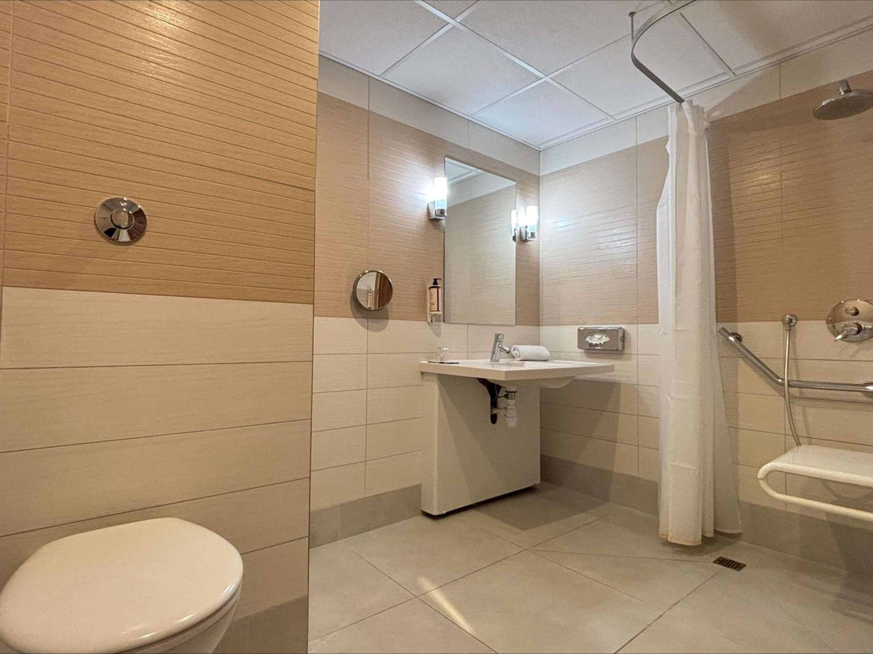 Standard Double Room with Disability Access - Photo 4