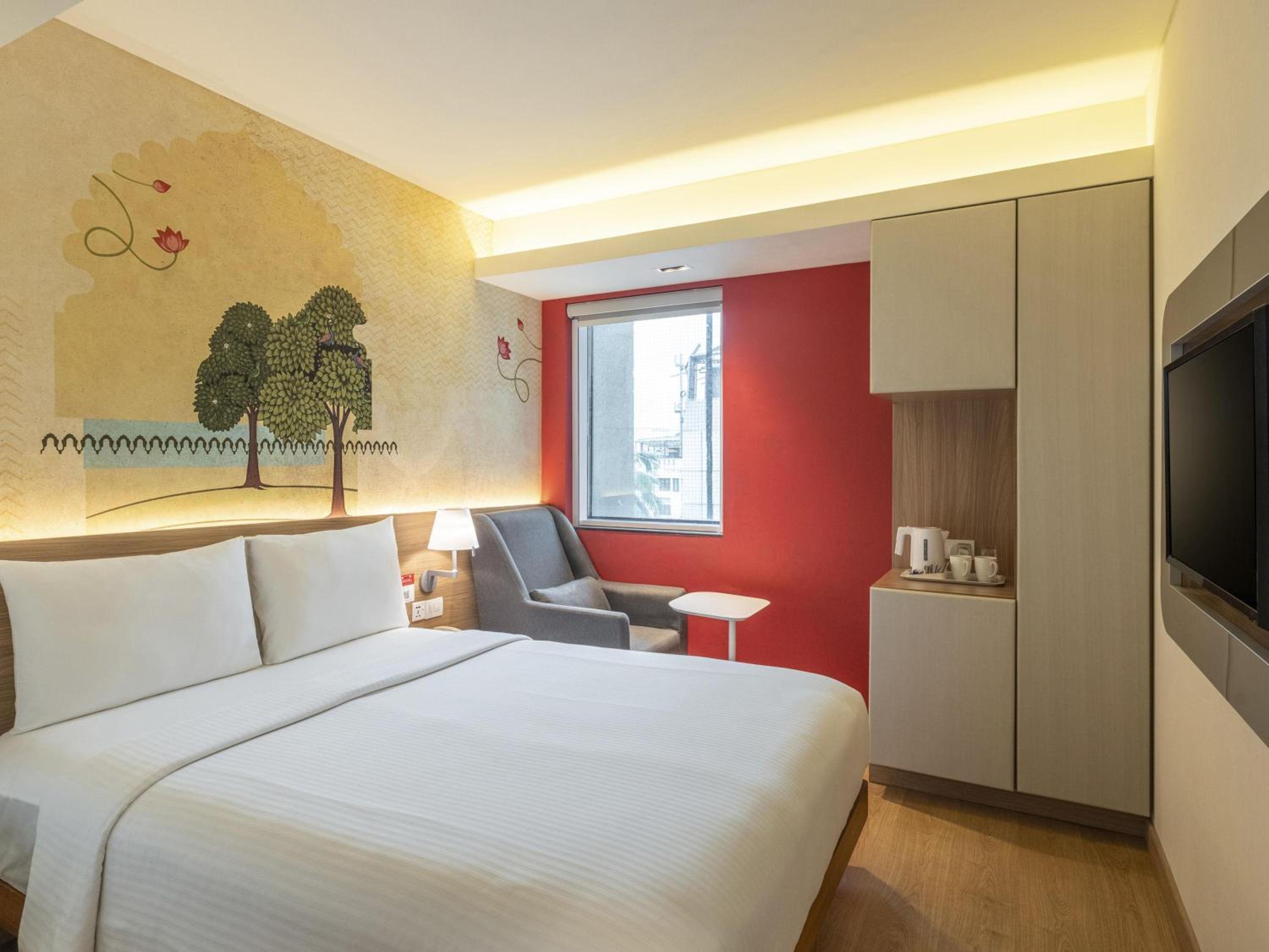 Superior Queen Room City View with Complimentary Airport Transfers , 20% discount on Food & Soft Beverages , 2 Pcs of Laundry per stay and 1 drought beer per person per stay  - Photo 4