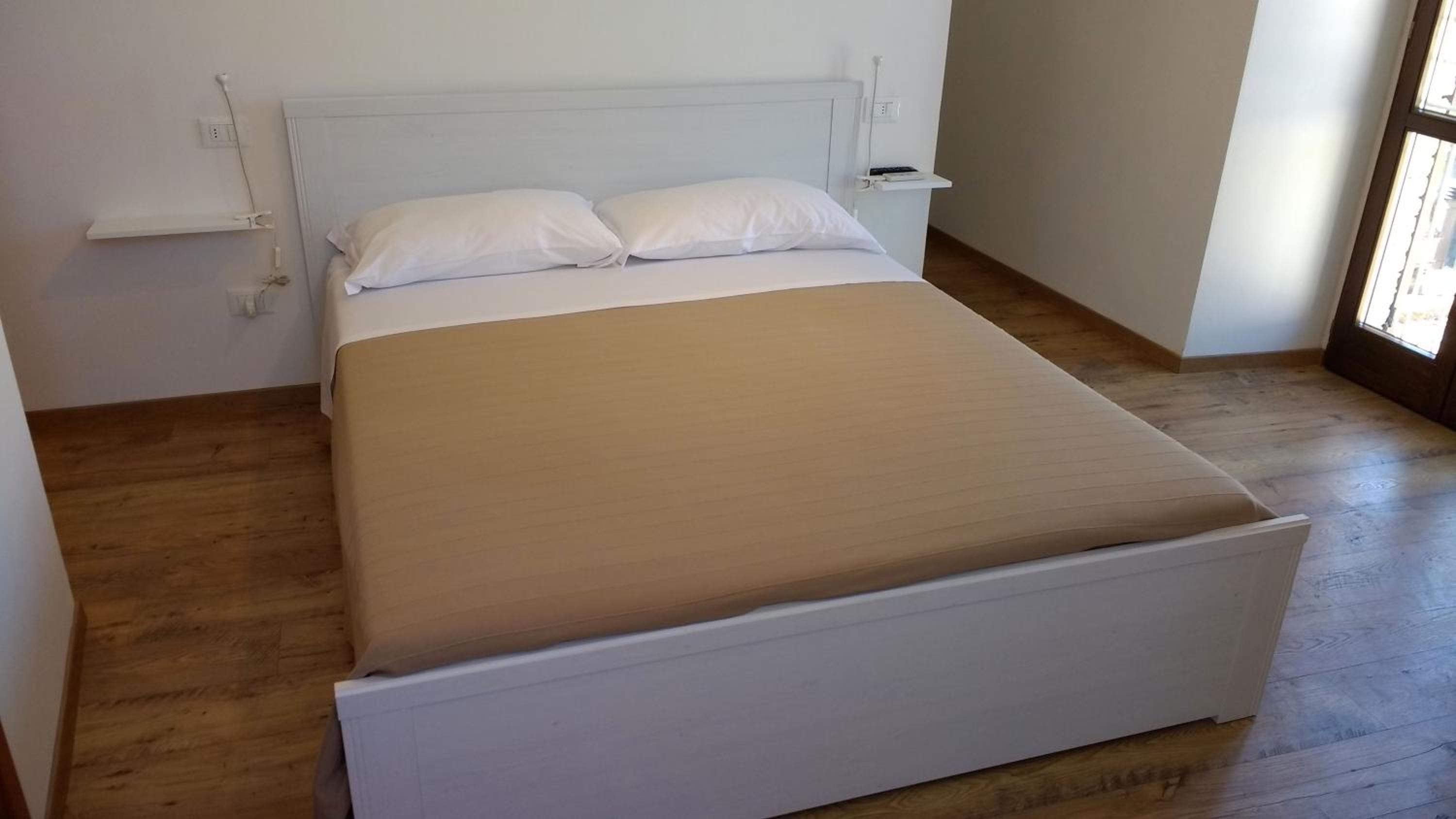 Standard King Room - Photo 5
