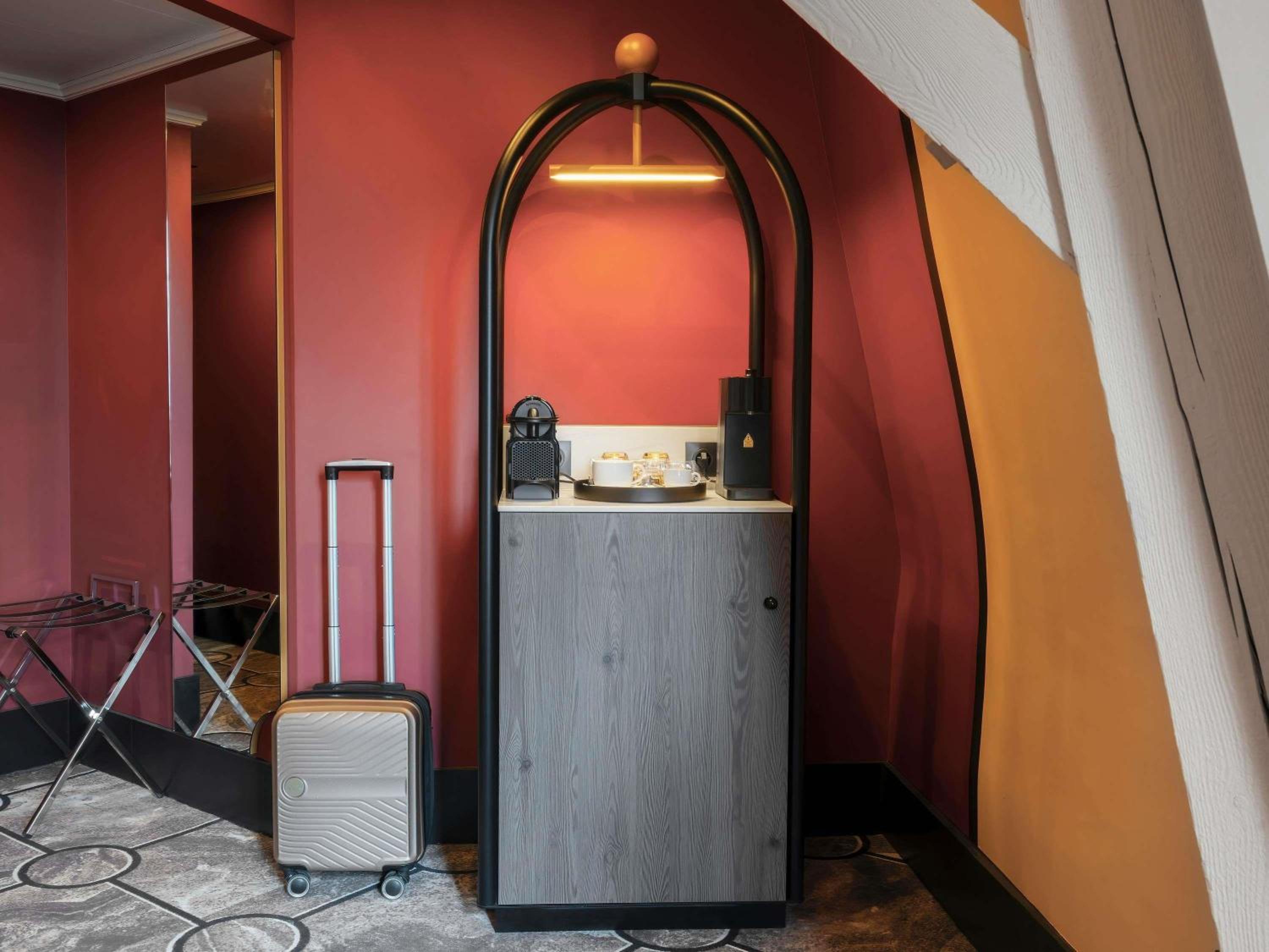 Deluxe Room with King Bed - Photo 5