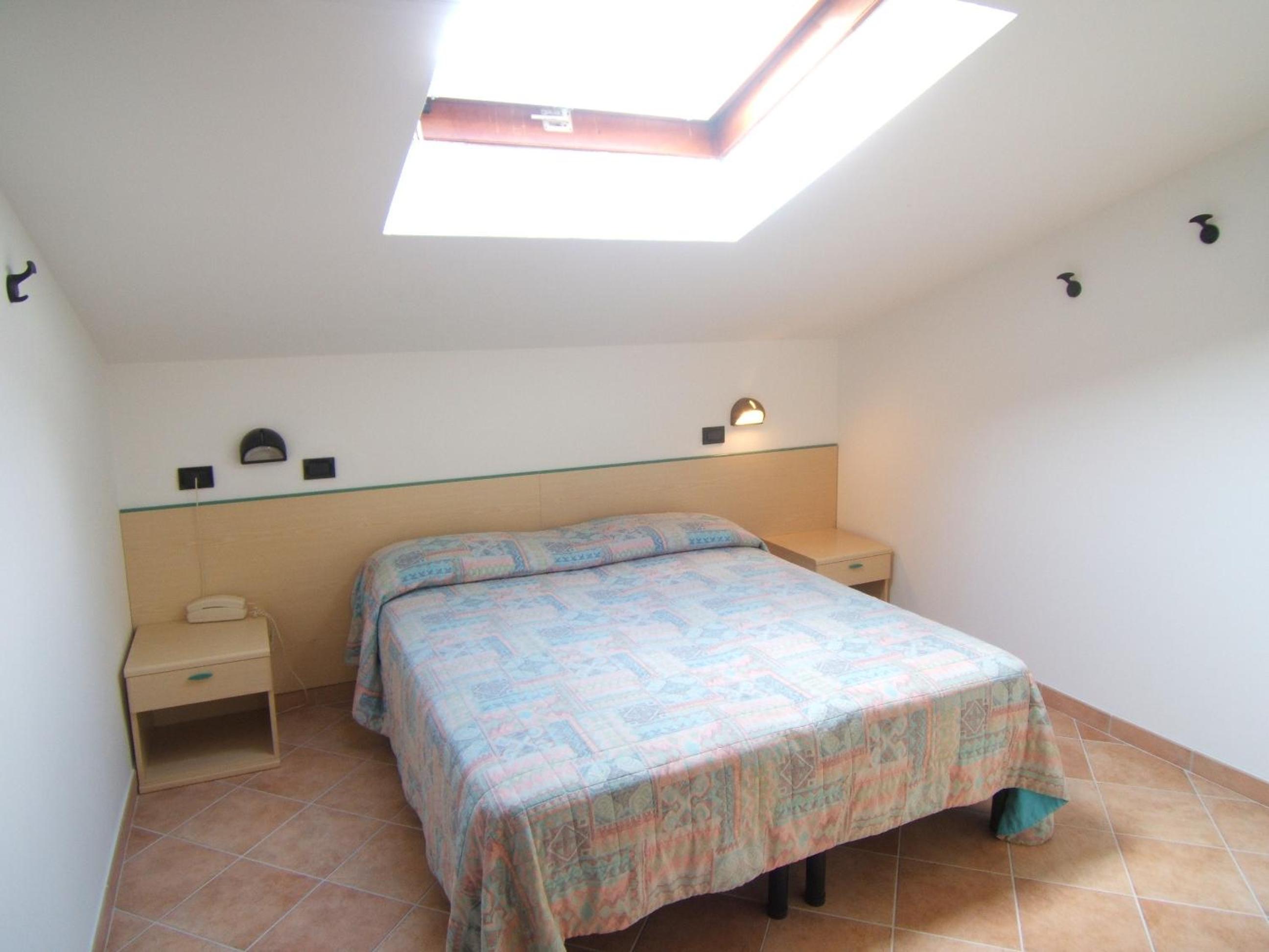 Small Double Room - Attic - Photo 8