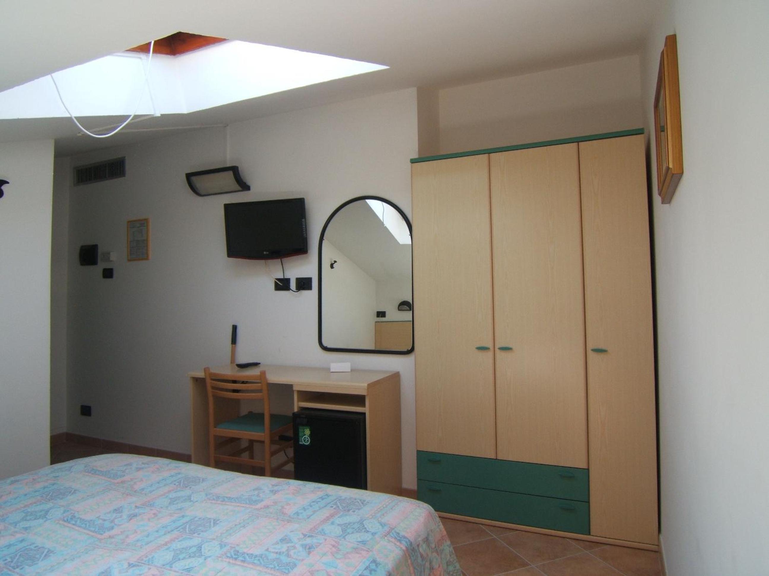 Small Double Room - Attic - Photo 2