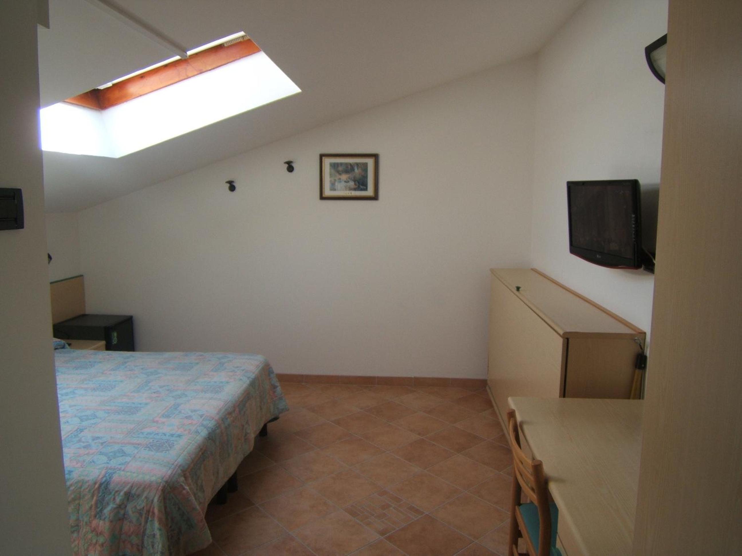 Small Double Room - Attic - Photo 9