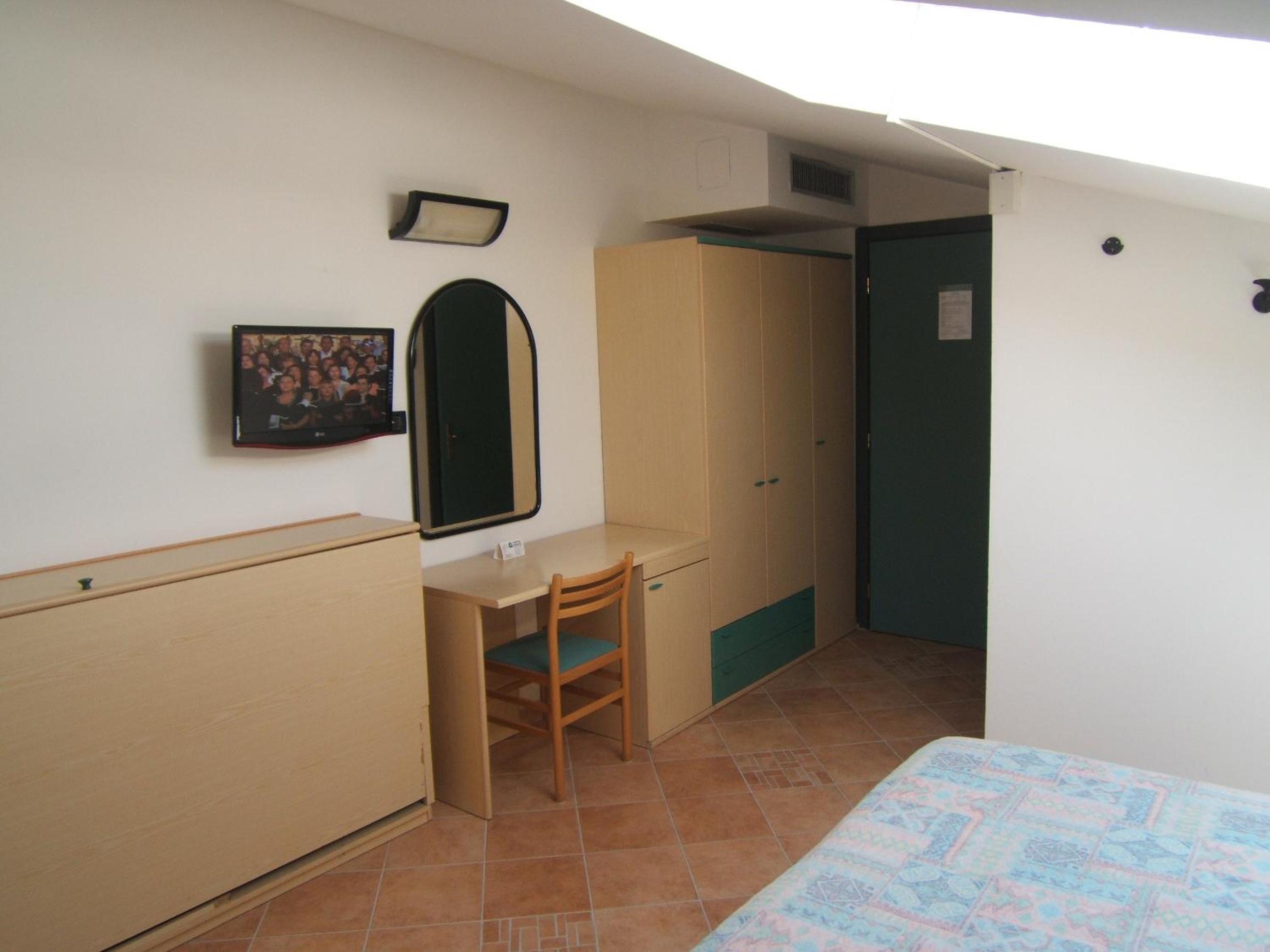 Small Double Room - Attic - Photo 1