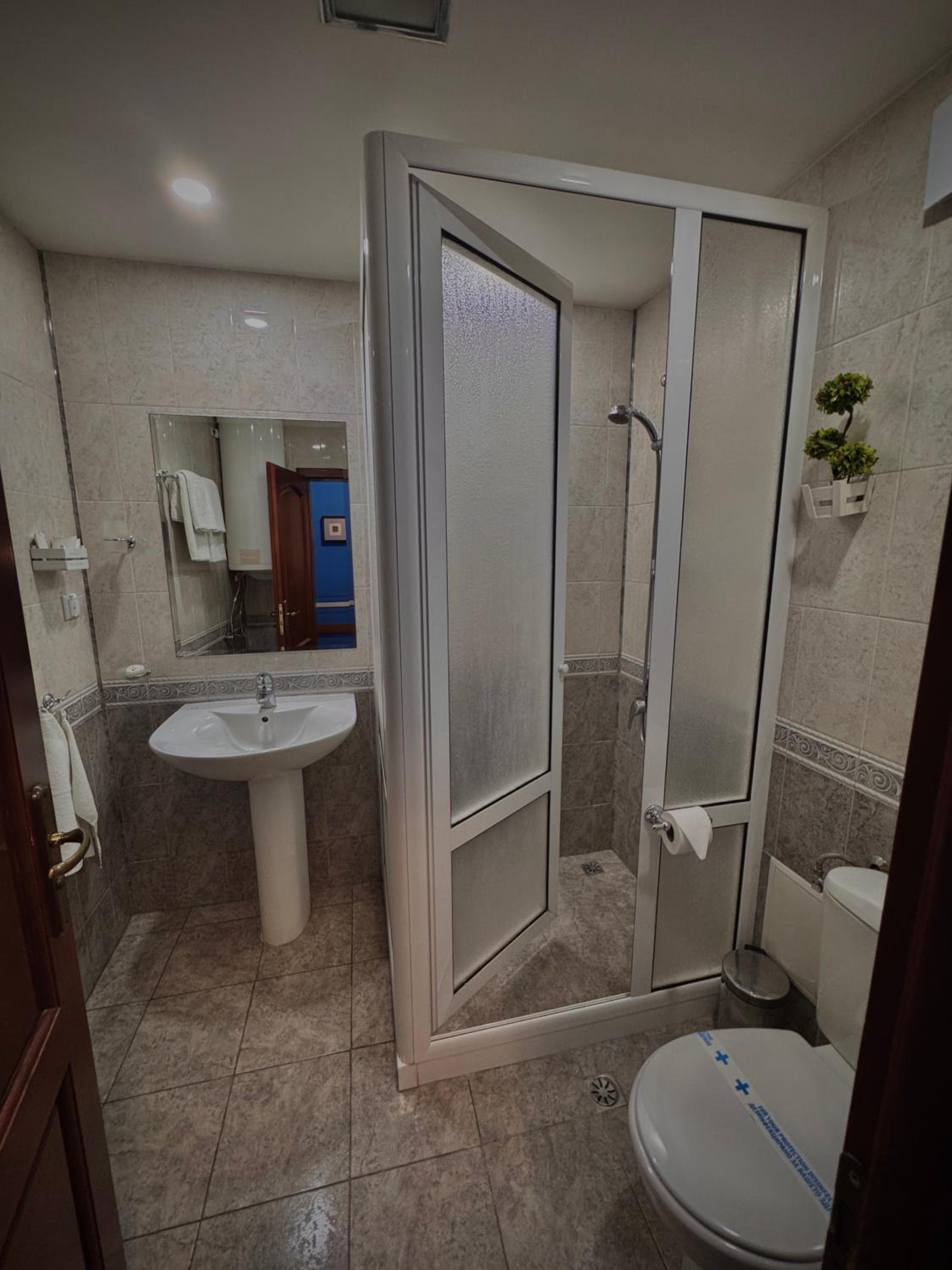 Deluxe Double or Twin Room with Balcony - Photo 6