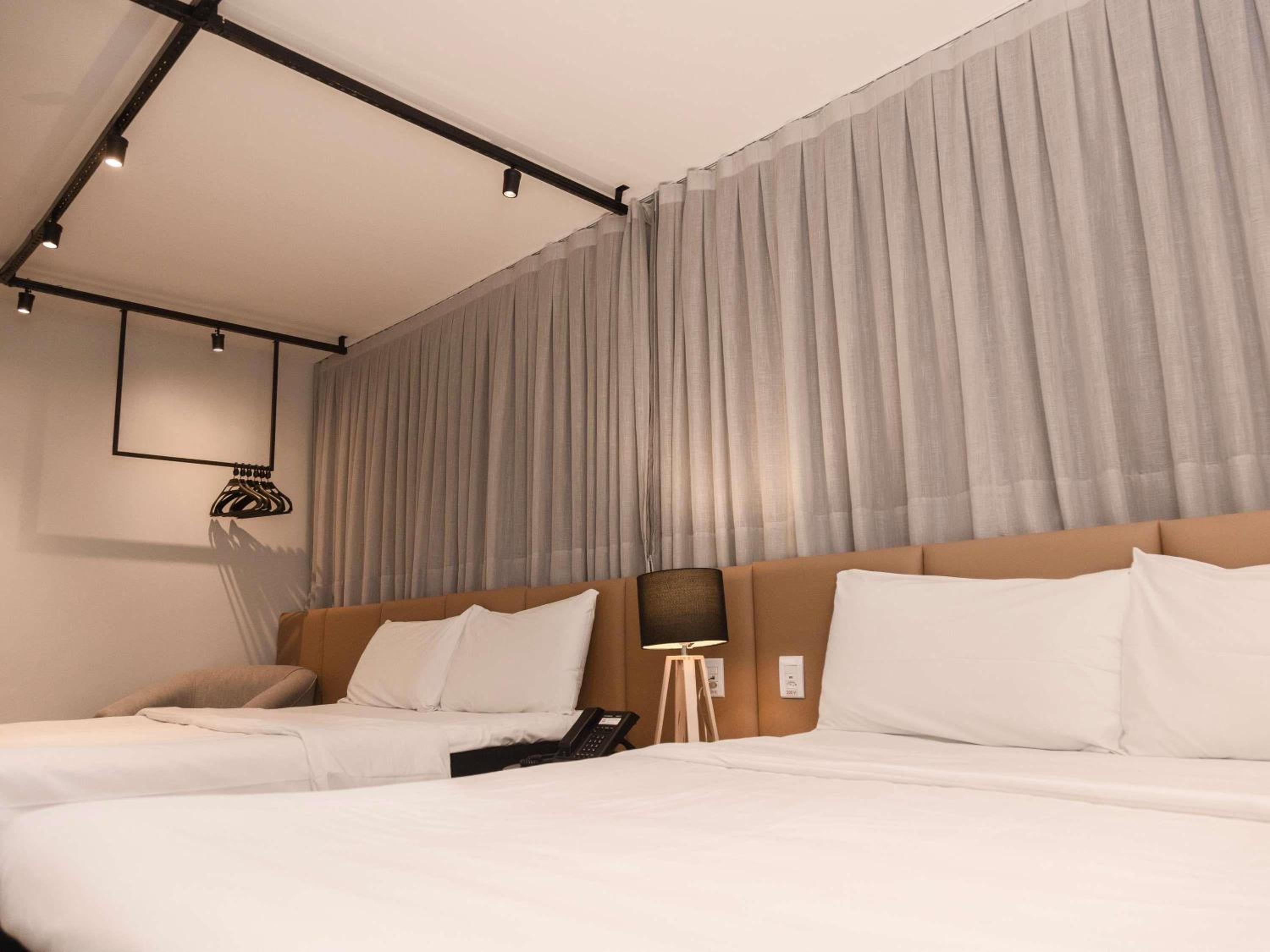 Superior Room with Two Double or One Queen and Two Twin Beds photo 2