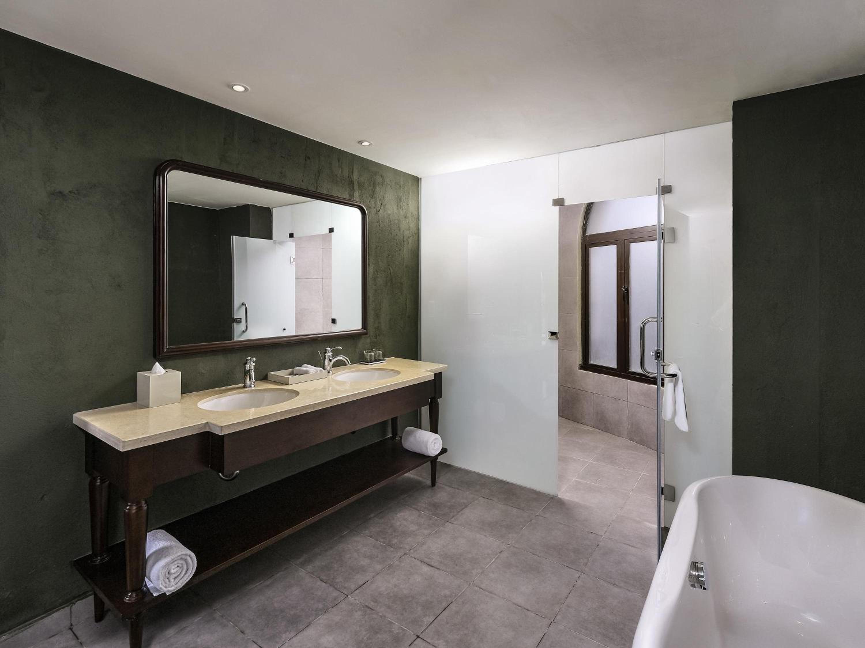 Executive Suite with King bed photo 3