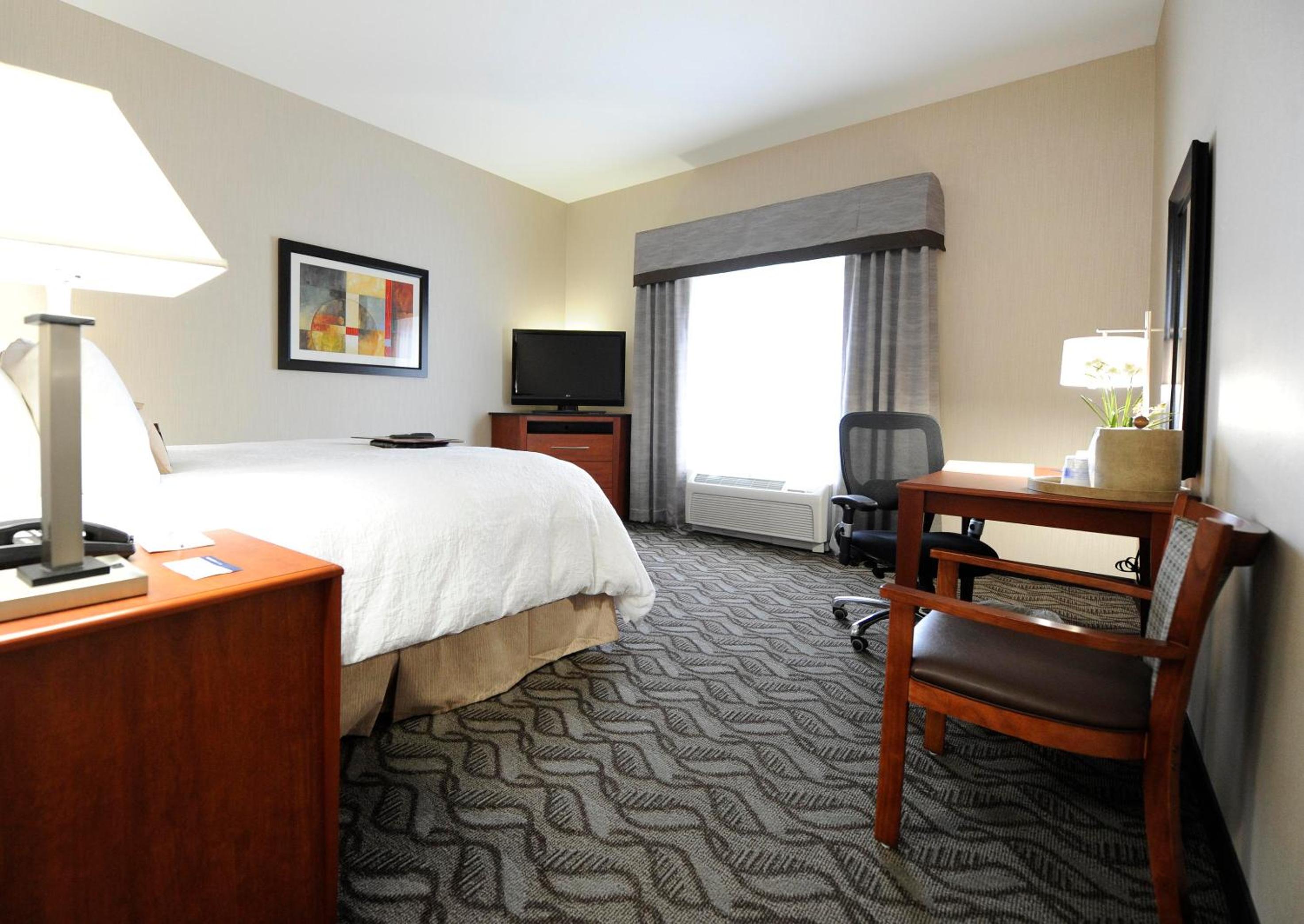 Queen Room With Two Queen Beds - Photo 7