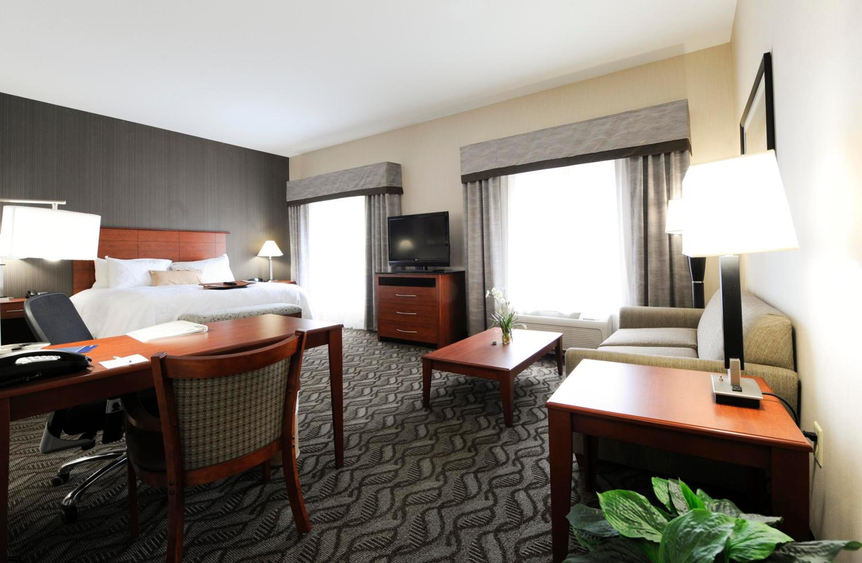 Queen Room With Two Queen Beds - Photo 6