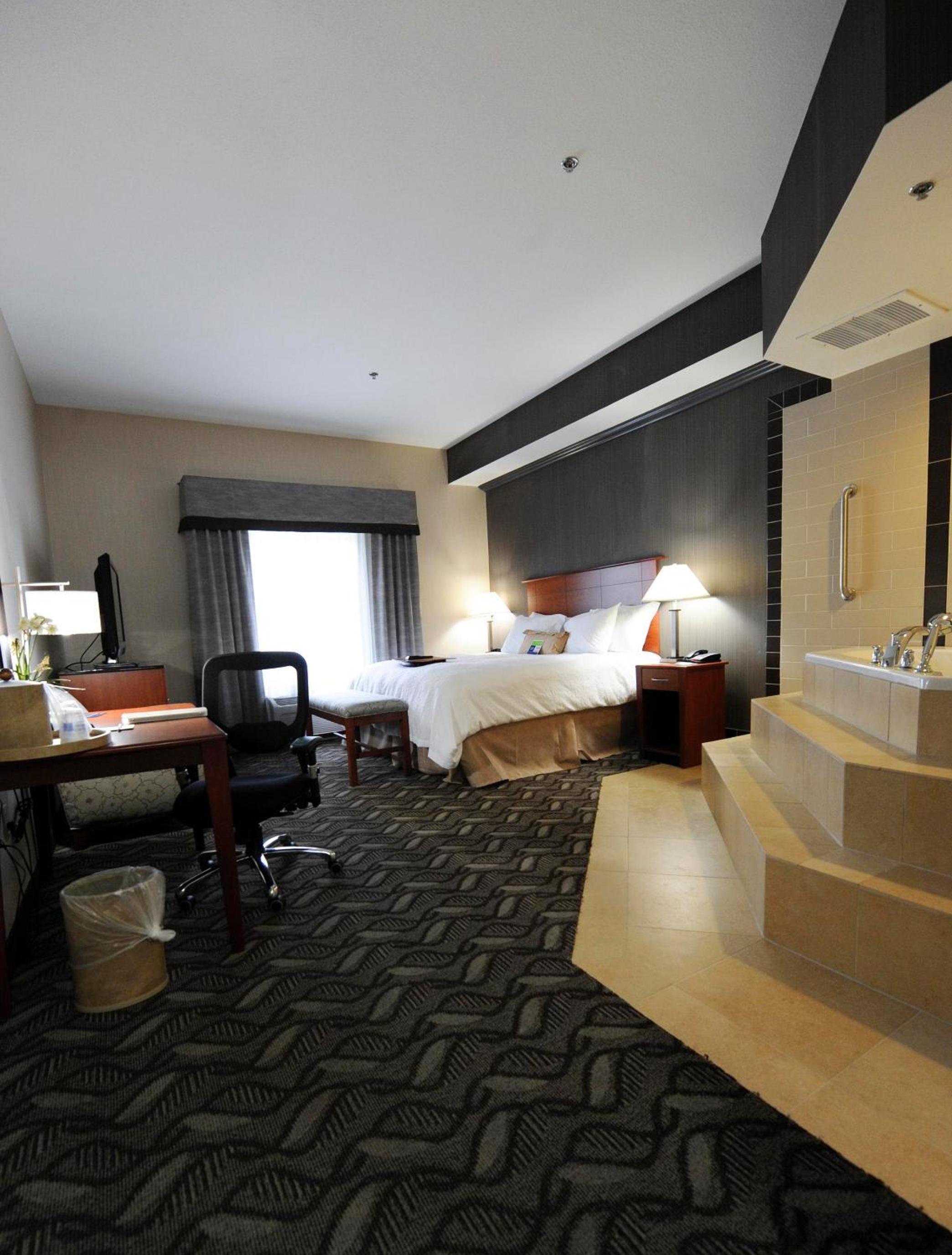Queen Room With Two Queen Beds - Photo 2