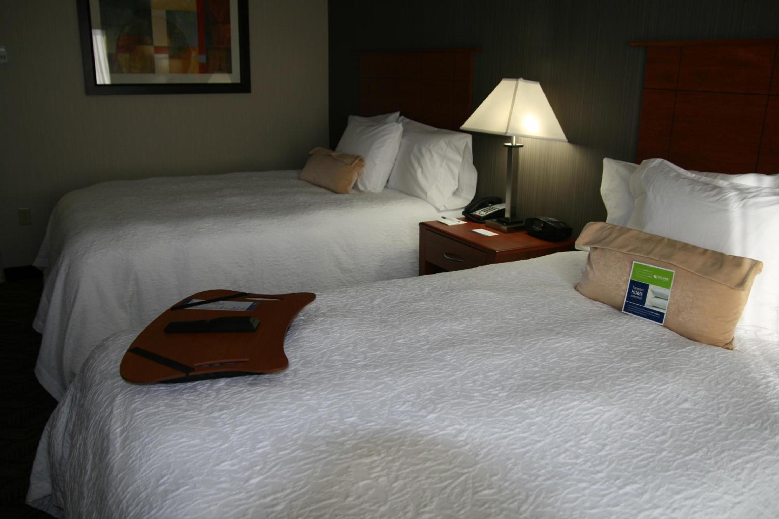 Queen Room With Two Queen Beds - Photo 4