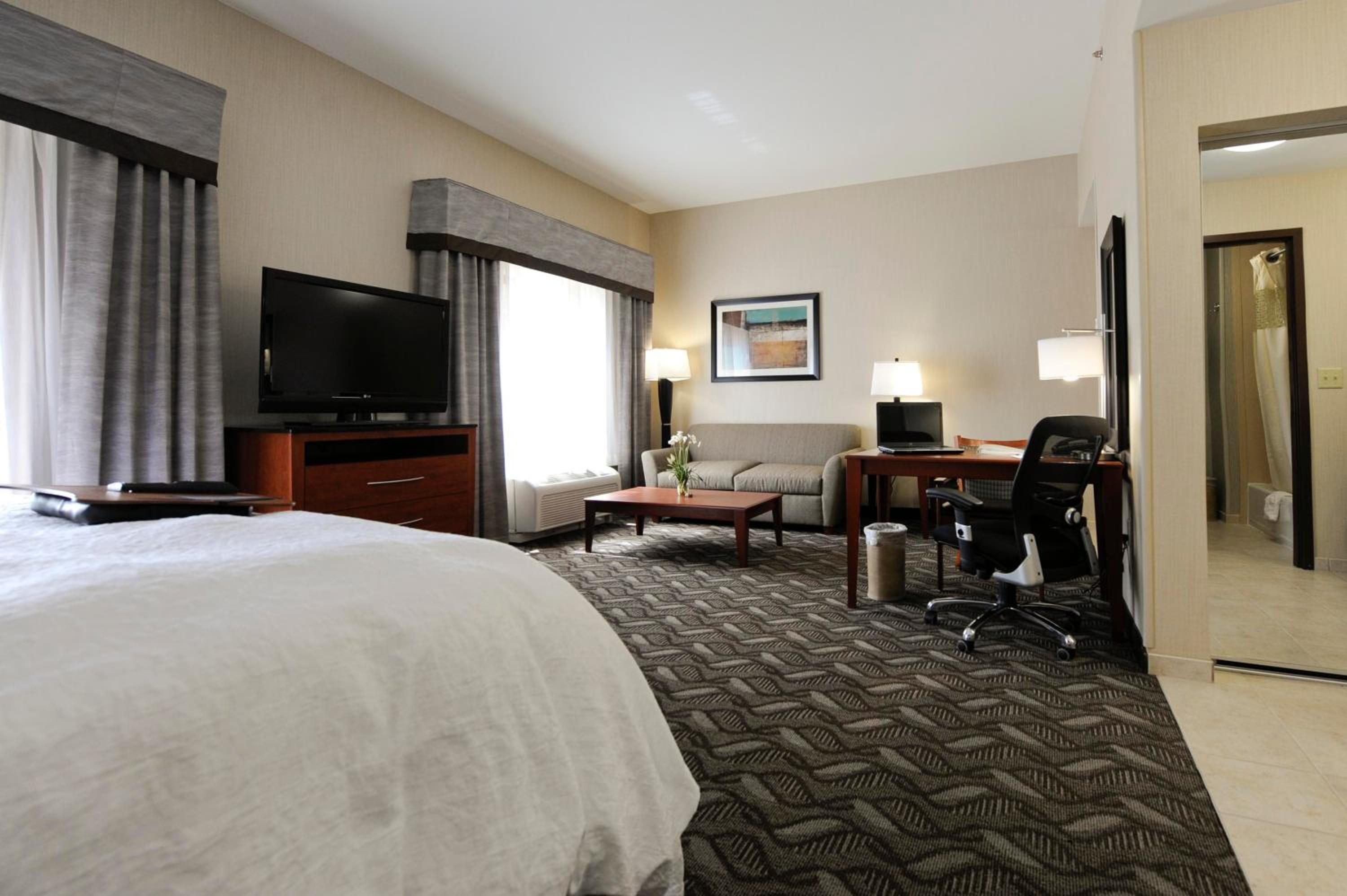 Queen Room With Two Queen Beds - Photo 3