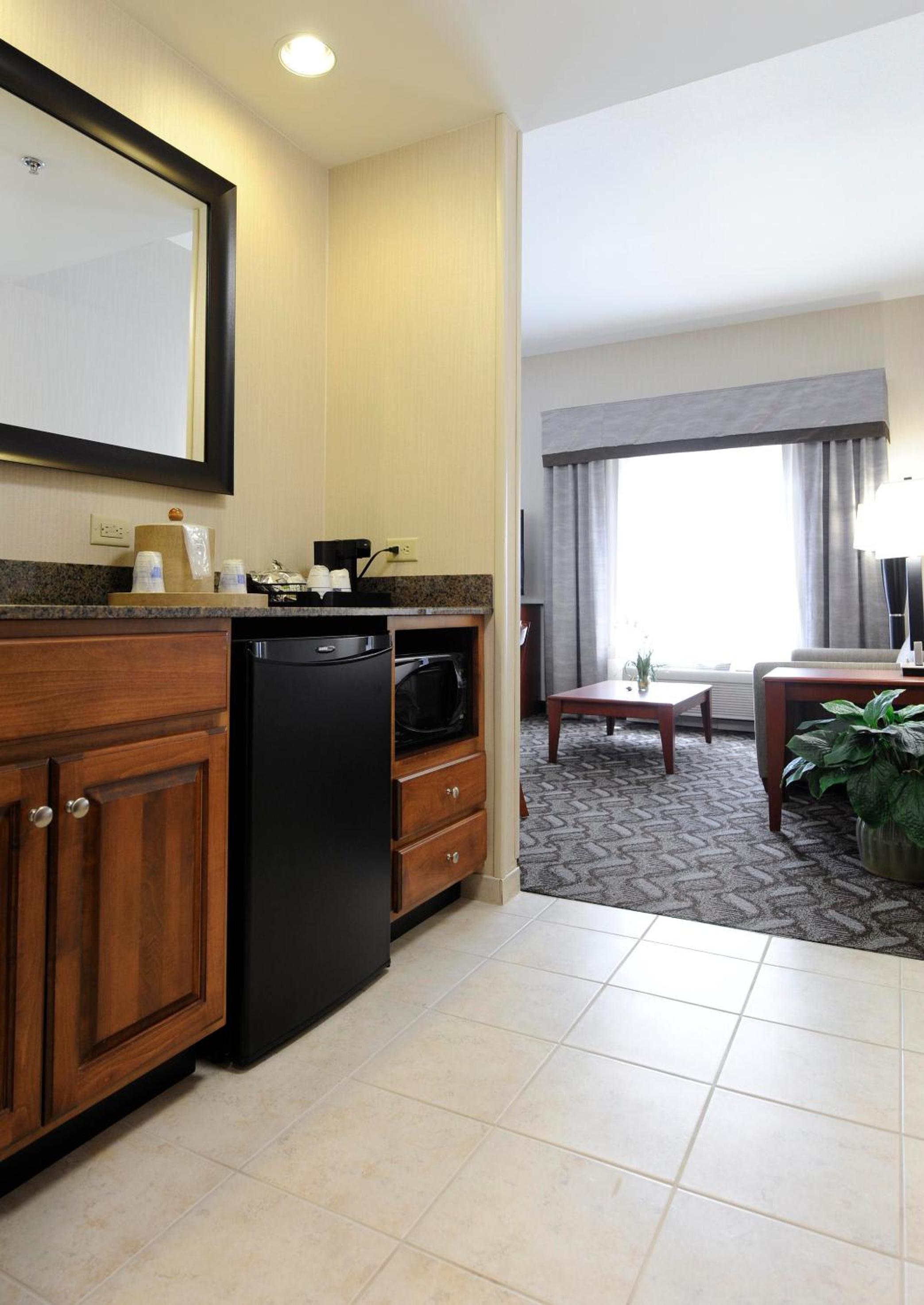 Queen Room With Two Queen Beds - Photo 8
