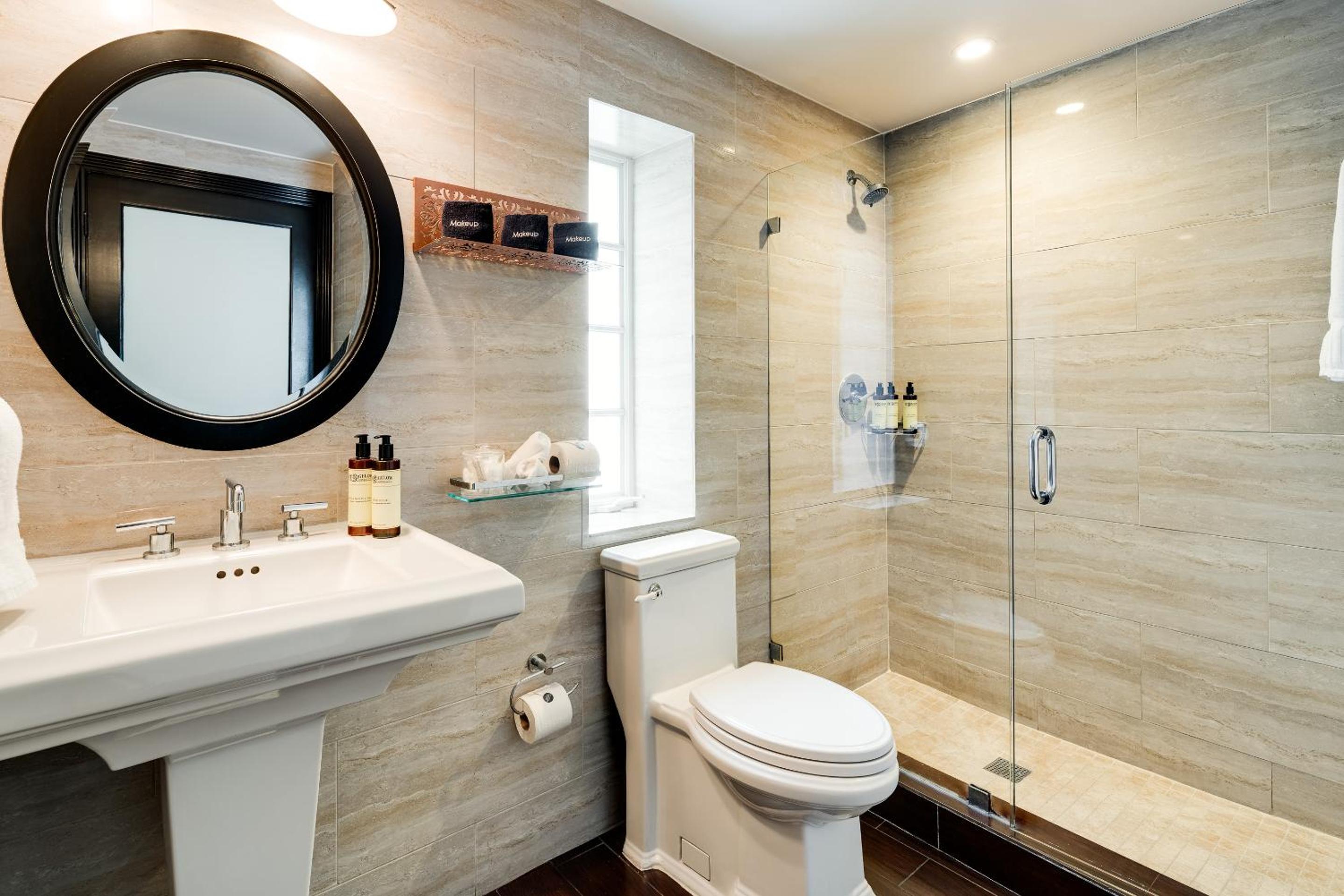 Superior Double Queen Room photo 3