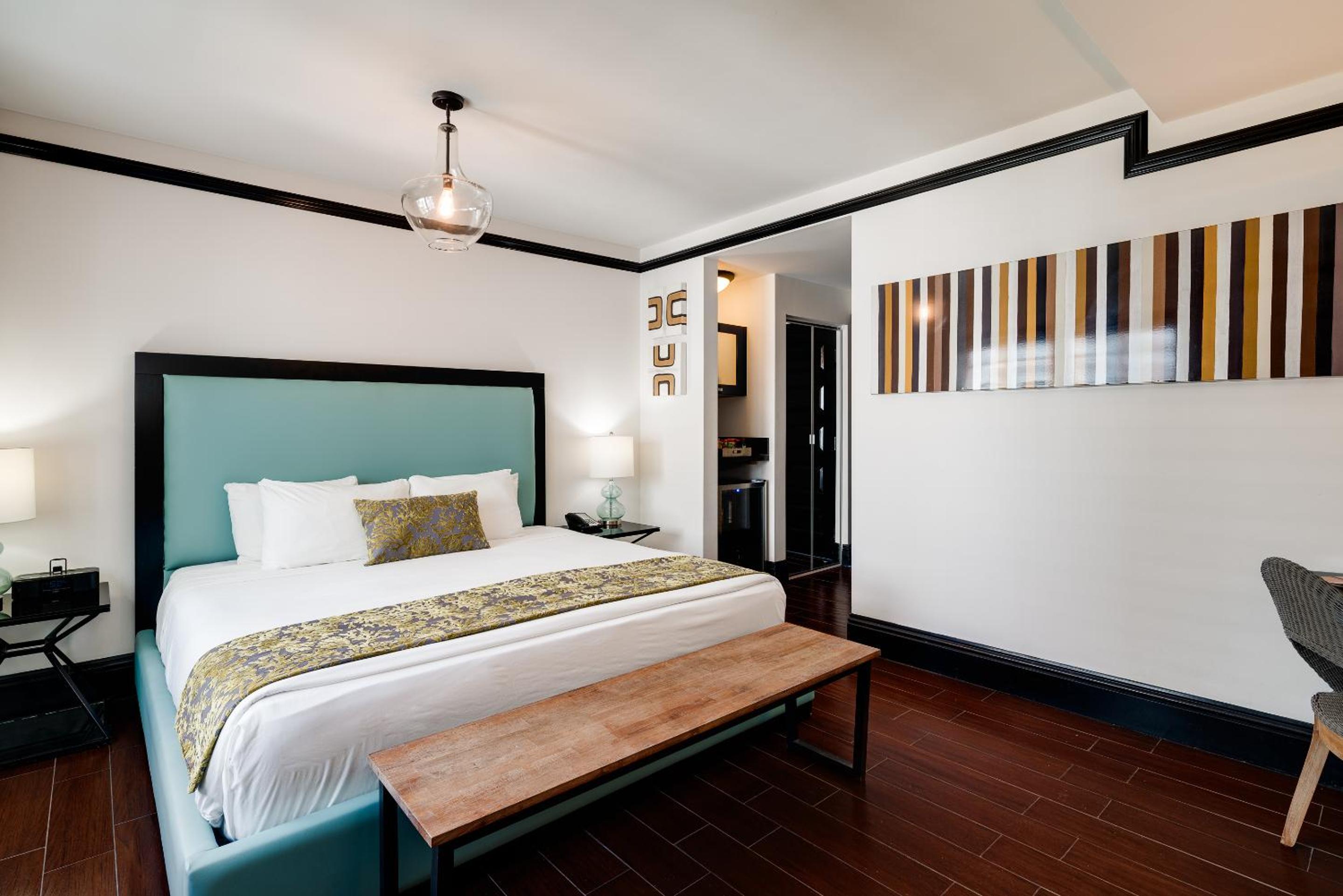 Classic king pool view room
