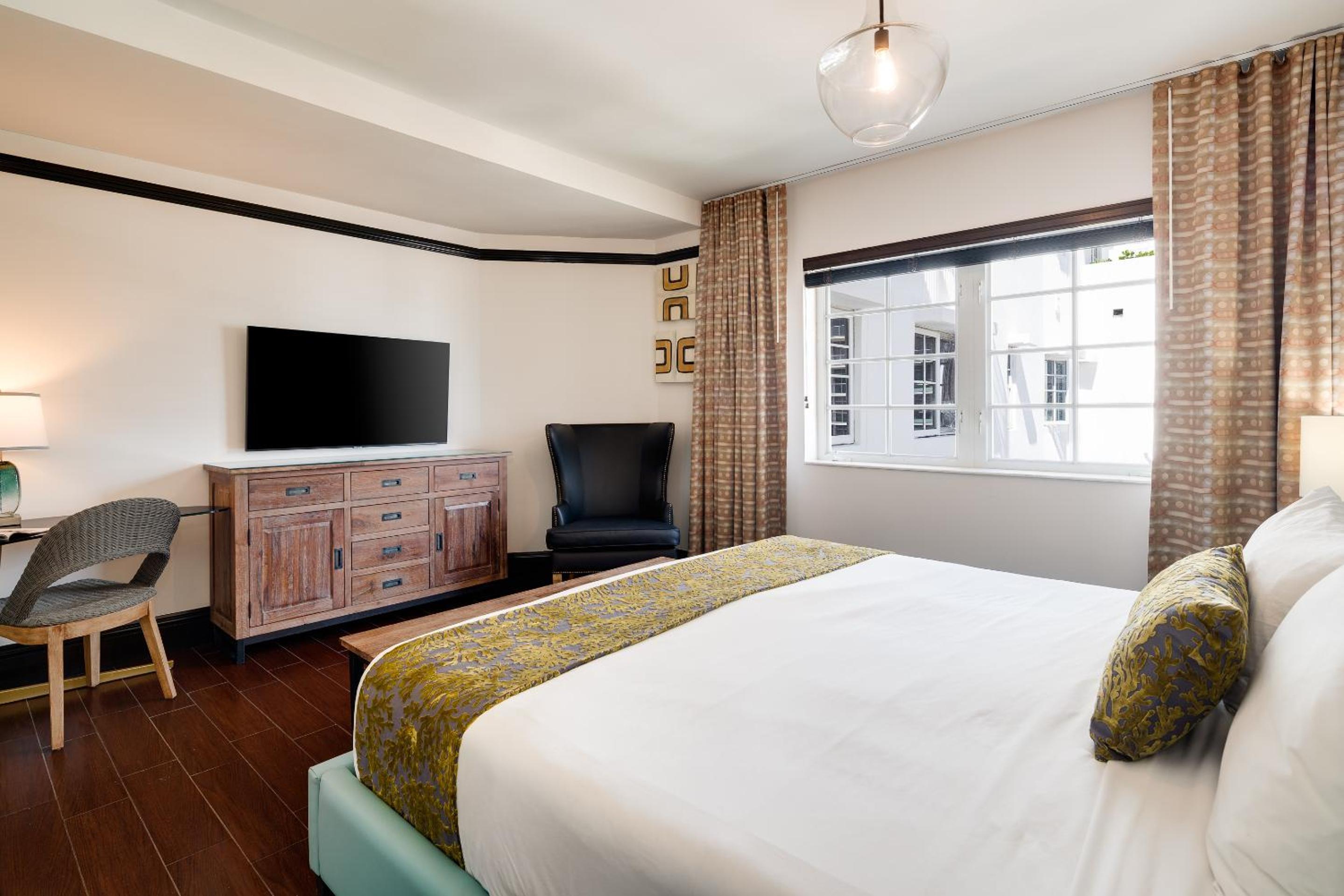 Classic King Pool View Room photo 3