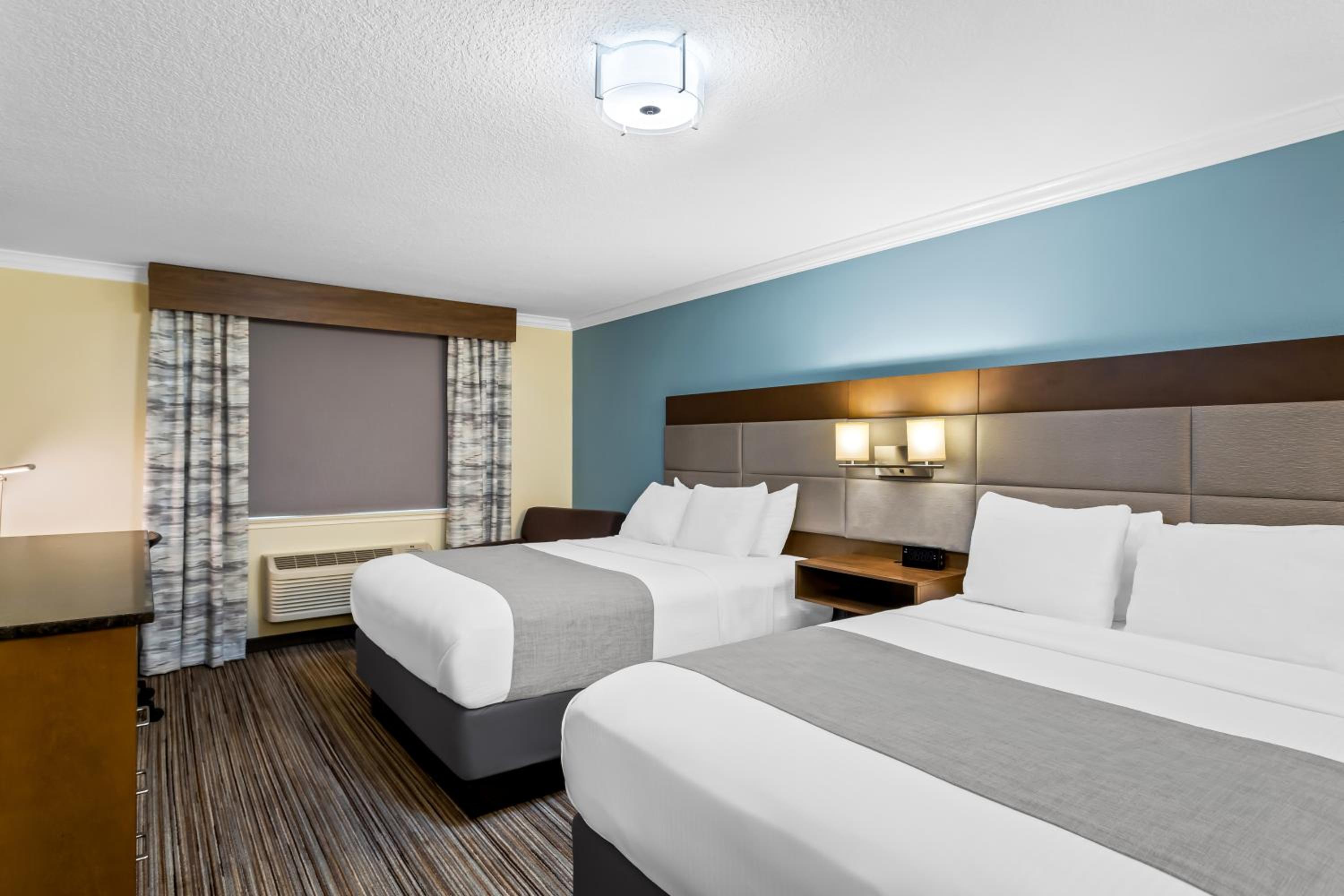 Large Queen Room with Two Queen Beds - Non-Smoking - Photo 2